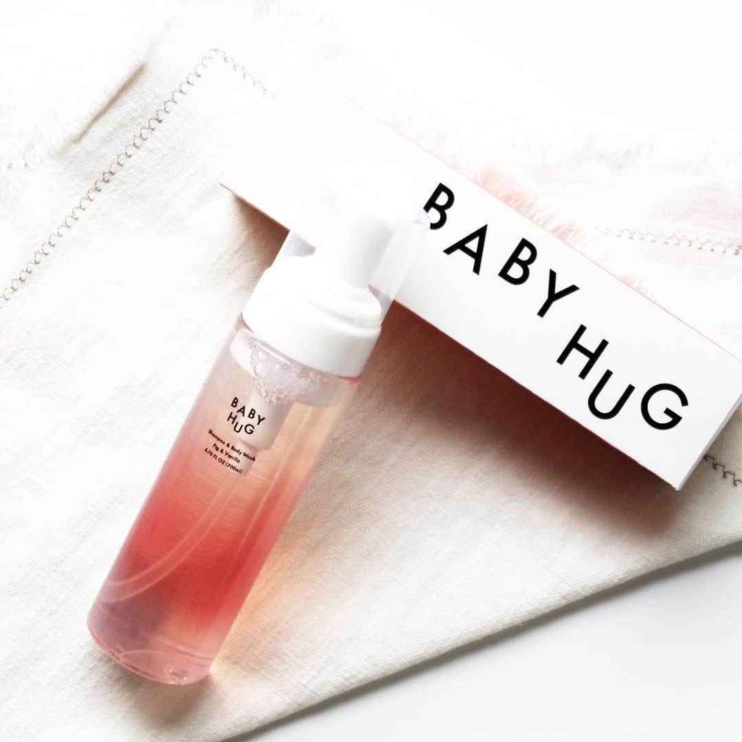 伊藤春香さんのインスタグラム写真 - (伊藤春香Instagram)「BABY HUG﻿ @babyhug_official  のパッケージを初公開✨ どんなお風呂にもなじむように、﻿ とことんシンプルに。﻿ ﻿ ブランド名のBABY HUGは﻿ 私が考案し、﻿ ﻿ デザイナーさんが﻿ いくつか候補のロゴをがあげてくれた中から、﻿ 音楽が流れているような、﻿ 文字が弾んでいるロゴを選びました。﻿ ﻿ 初期デザインには、﻿ 「はあちゅう」と名前が﻿ 小さく書かれていましたが、﻿ 外してもらいました。﻿ ﻿ 私がプロデュースしていることではなく、﻿ 商品自体やコンセプトに﻿ 共感してもらって好きに﻿ なってくれる人が増えたらいいな…﻿ と思っています☺️﻿ ﻿ 発売日は1月15日のお昼に決まりました。﻿ ﻿ 引き続き発売まで商品への想いあれこれを﻿ 投稿していきます。お付き合い頂ければ﻿ 嬉しいです。﻿ ﻿ #BABYHUG #ベビーハグ﻿ #新米ママ #赤ちゃんのいる生活﻿ #ママライフ #子育てママ﻿ #子どものいる暮らし　﻿ #ベビーグッズ #子育ての悩み﻿ #ワンオペ風呂　#子育て応援　﻿ #子どもとの時間 #赤ちゃんとママ﻿ #ベビーバス #ワンオペお風呂 #ワンオペ育児﻿ #ママグッズ」12月30日 8時53分 - ha_chu