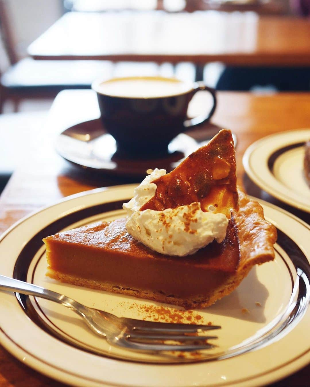 りえのインスタグラム：「* * ☑︎pumpkin pie ☑︎banana bread @nostalgiacafetokyo  * * 今年最後のカフェおやつ。 * * 2歳＆7歳と私だけででご飯屋さん行くの、大丈夫かな？と 少し不安だったけど全く問題なかった◎ 2021年はもっとカフェ巡り出来ますように。 * * コロナの収束、早めにお願いしたい所存です。」