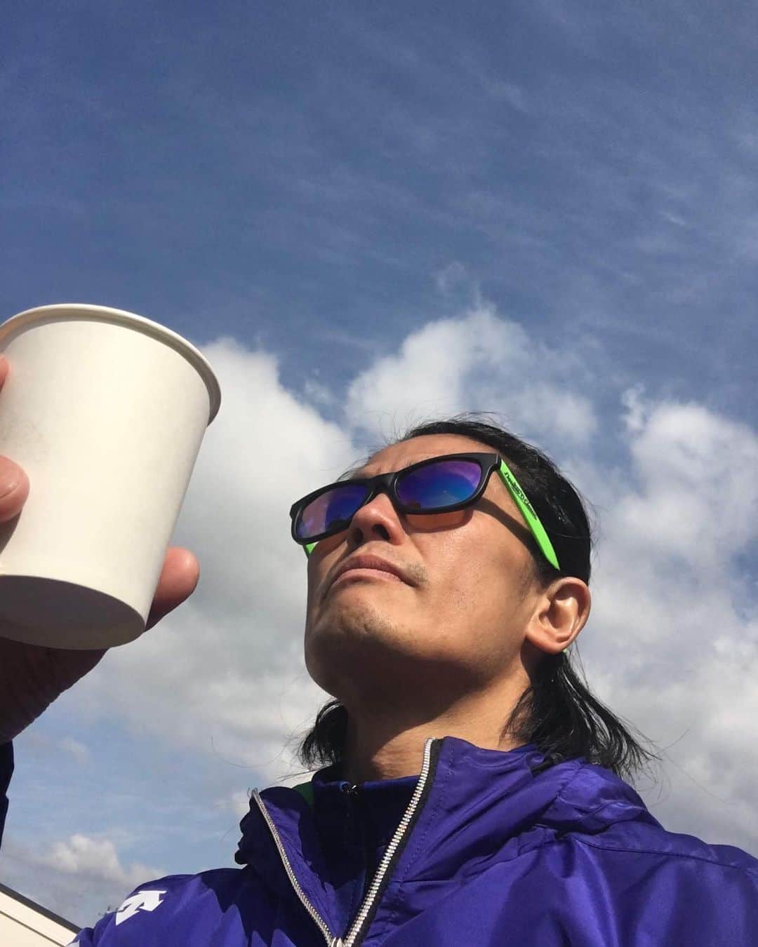黒山健一さんのインスタグラム写真 - (黒山健一Instagram)「肌への紫外線は、日焼け止めでガードできます❗️ しかし…目への紫外線は、サングラスじゃないと無理❗️  レースの最中にサングラスをかける事は難しいですが、それでも目から吸収される紫外線は…なるべくガードしたいものです❗️  メガネ屋さんが作った、サングラス❗️  #glassesgear」12月30日 8時58分 - kenichi_kuroyama