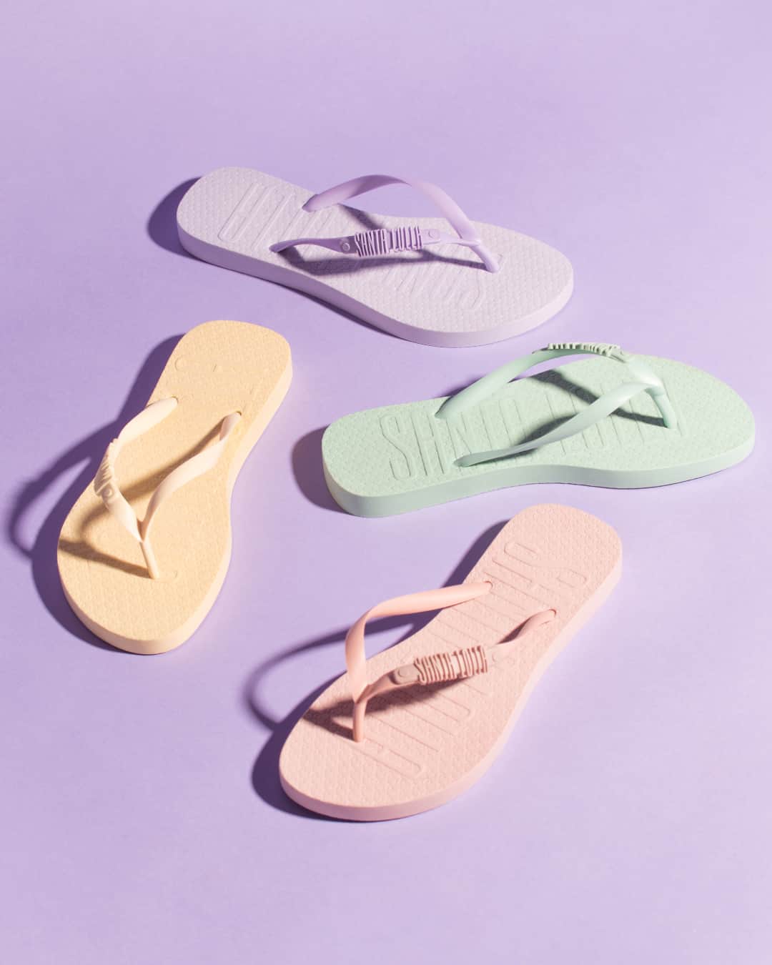 Santa Lollaのインスタグラム：「Se existe cartela mais perfeita desconhecemos! Os tons pastel atualizam o flip flop da linha Good Vibes e prometem trazer nada menos do que boas energias. De quebra, cada cor carrega um significado especial: você vai de Soft Purple que representa Otimismo? Ou que tal o Amarelo Lavado para trazer Prosperidade? Se a escolha for Quartzo, seu ano será cheio de Amor! Por fim, o Neo Mint representa a Esperança para seguirmos em frente. Conta nos comentários qual o seu desejo para 2021! [ R$69,90 cada ] #santalollaverao21 #goodvibes #flipflop」