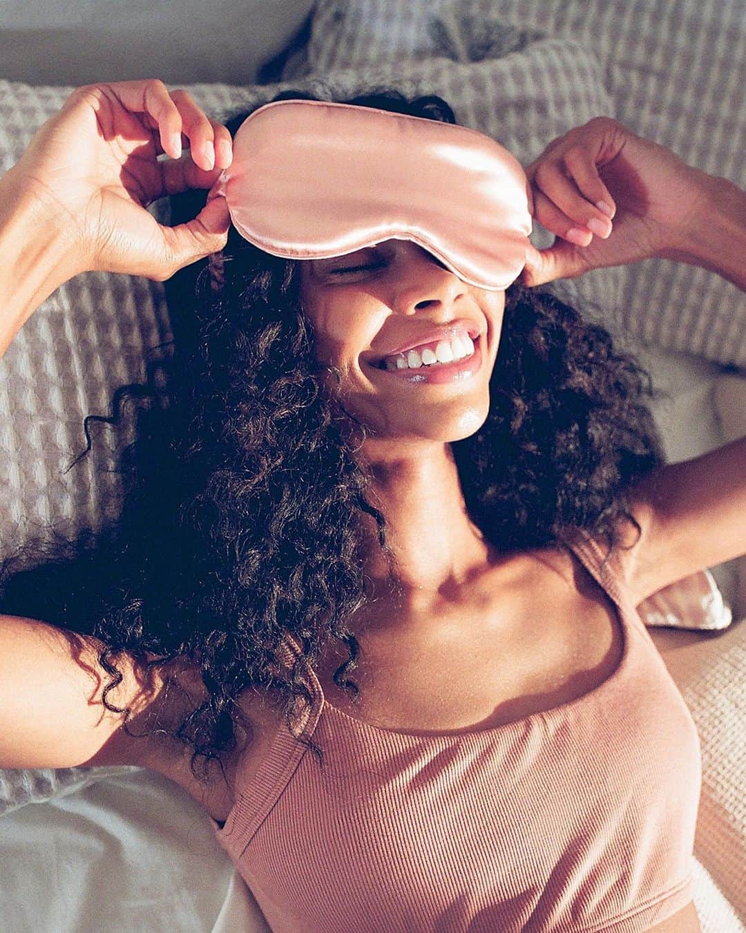 Urban Outfittersさんのインスタグラム写真 - (Urban OutfittersInstagram)「A self-care essential: the @slipsilkpillowcase Eye Mask is soft and gentle, protecting your skin while you sleep. Tap to shop!」12月30日 9時02分 - urbanoutfitters