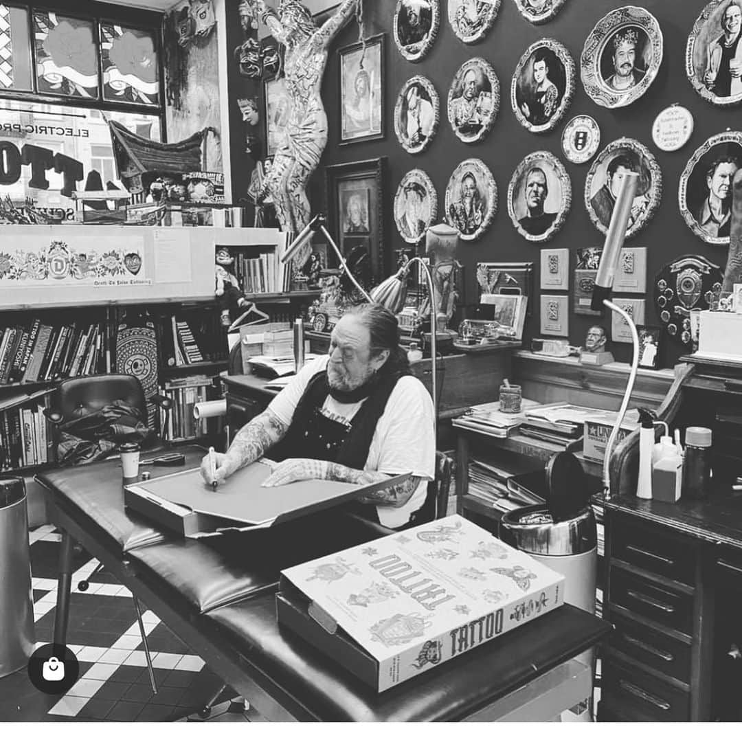 アムステルダム・タトゥー・ミュージアムのインスタグラム：「Signing books#babookabookstore #taschen#tattoo#covid##」