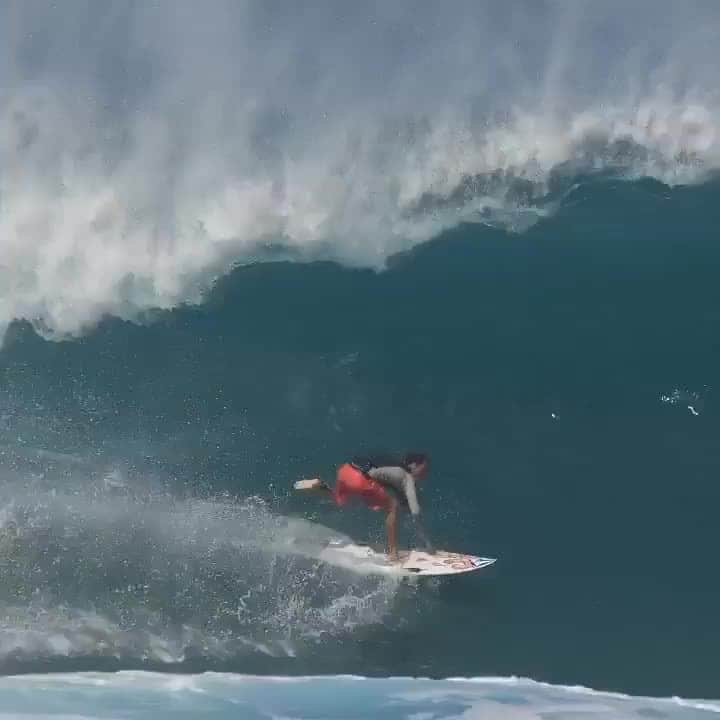 ボルコムのインスタグラム：「@_balaram hanging on! 🏄‍♂️  📹  @thor____」