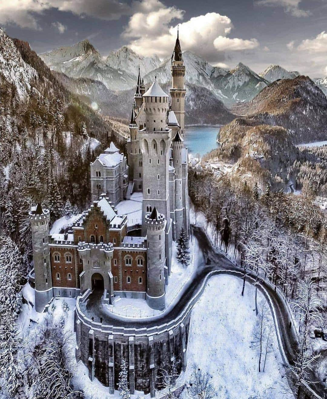 Padgramさんのインスタグラム写真 - (PadgramInstagram)「Let magic happen in Germany ❤   Great picture by @alaa_oth ⭐⭐⭐  . #pgdaily #pgstar #pgcounty #planetgo #planet #planetearth #amazing #awesome #neuschwanstein #neuschwansteincastle #germany🇩🇪 #visitgermany」12月30日 9時27分 - planet.go