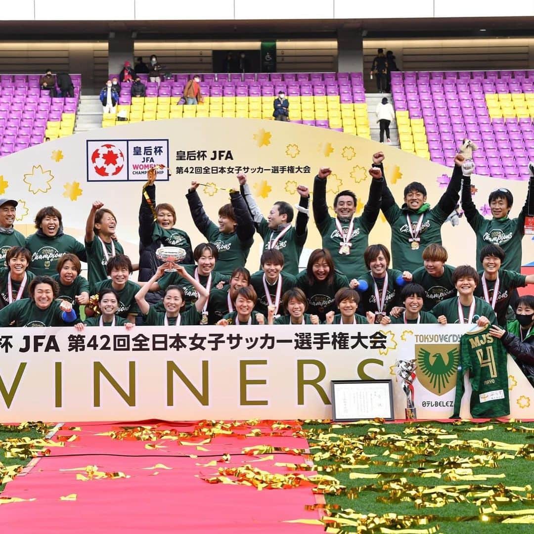 有吉佐織のインスタグラム：「ベレーザ最高💚💚💚 今シーズンはなかなか勝てなかったし、たくさん悩んだシーズンだったけど、苦しみながらも頑張ってきた結果がすべてここにありました🏆 ベレーザ凄すぎる 改めて感じました💚 コロナでなかなか思うように応援できないときも、結果が出ないときも、変わらず応援してくださった方々に感謝しかありません。 ありがとうございました‼️ そして、ベレーザのみんなありがとう😆💚 そして、キヨカお疲れ様💚💚💚 素晴らしいプレーぶりに引退するのがもったいないくらいだけど、次の夢に向かってキヨカらしく頑張ってね‼️ ありがとう💚  #日テレ東京ヴェルディベレーザ #ありがとう #キヨカお疲れ様」