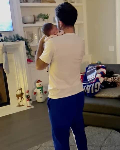 ジュゼッペ・ロッシのインスタグラム：「I love my life 👨‍👩‍👧❤️ #girldad #theonewhostolemyheart #LianaSophia」