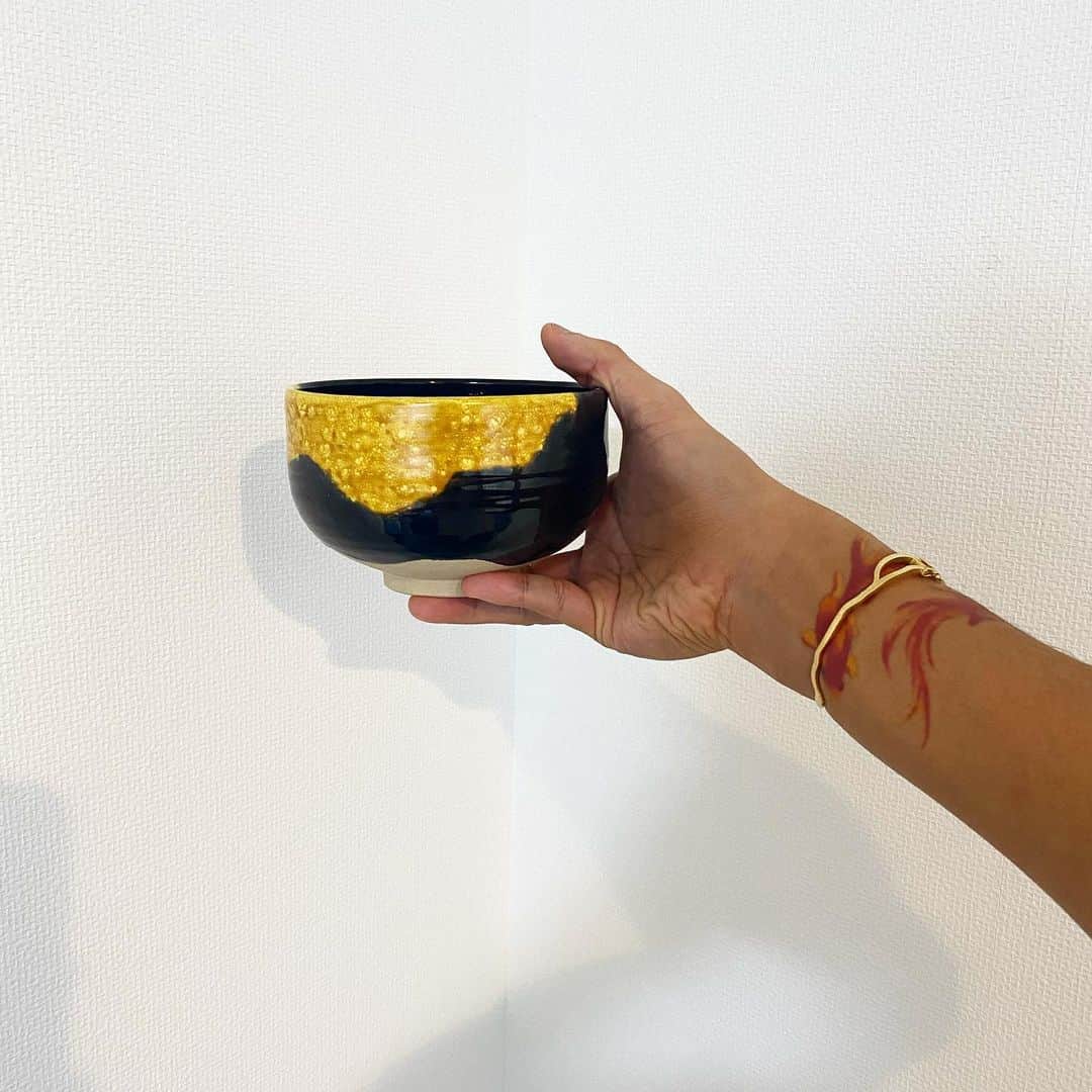 稲木ジョージのインスタグラム：「Morning coffee with my antique tea cup from centuries ago! ☕️ It goes well with my Kintsugi bangle ⚡️ 金沢で買った骨董品のお茶碗でコーヒーを飲む😌KINTSUGIバングルがいい感じに合ってる🤩」