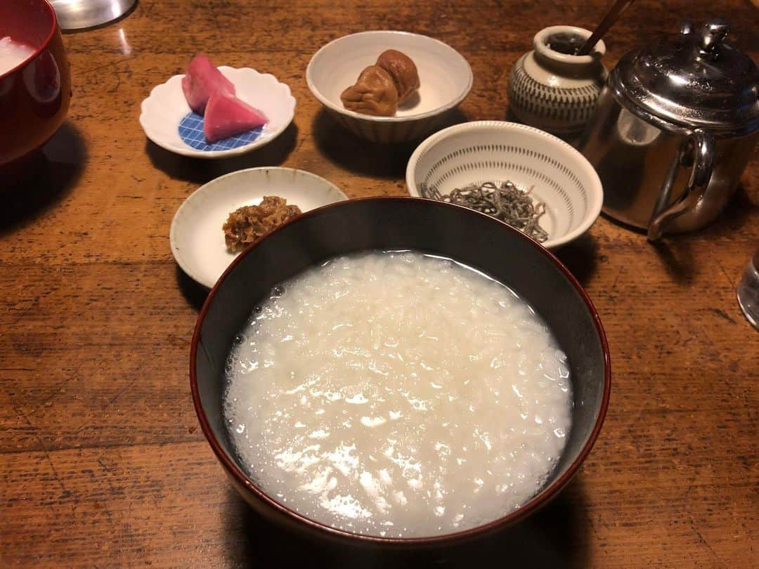 職人.comさんのインスタグラム写真 - (職人.comInstagram)「朝ご飯はお粥でした。小皿がたくさん。シュガーポットには自家製辣油が入っています。黒酢が入っていて実に美味しく、何にでも合います。中国人スタッフ直伝の辣油レシピはYouTubeの職人.comチャンネルをご覧くださいませ。 @shokunincom  #職人ドットコム #京都市 #キッチン用品 #調理道具 #料理道具 #台所道具 #手仕事 #暮らしの道具 #暮らしを楽しむ #工芸品 #民芸 #民藝 #器のある暮らし #焼き物 #お粥 #おかゆ #安比塗 #安比塗り #安比塗漆器工房 #小鹿田焼 #小石原焼 #青龍窯 #辣油 #ラー油 #自家製辣油 #自家製ラー油 #雪割納豆」12月30日 9時40分 - shokunincom