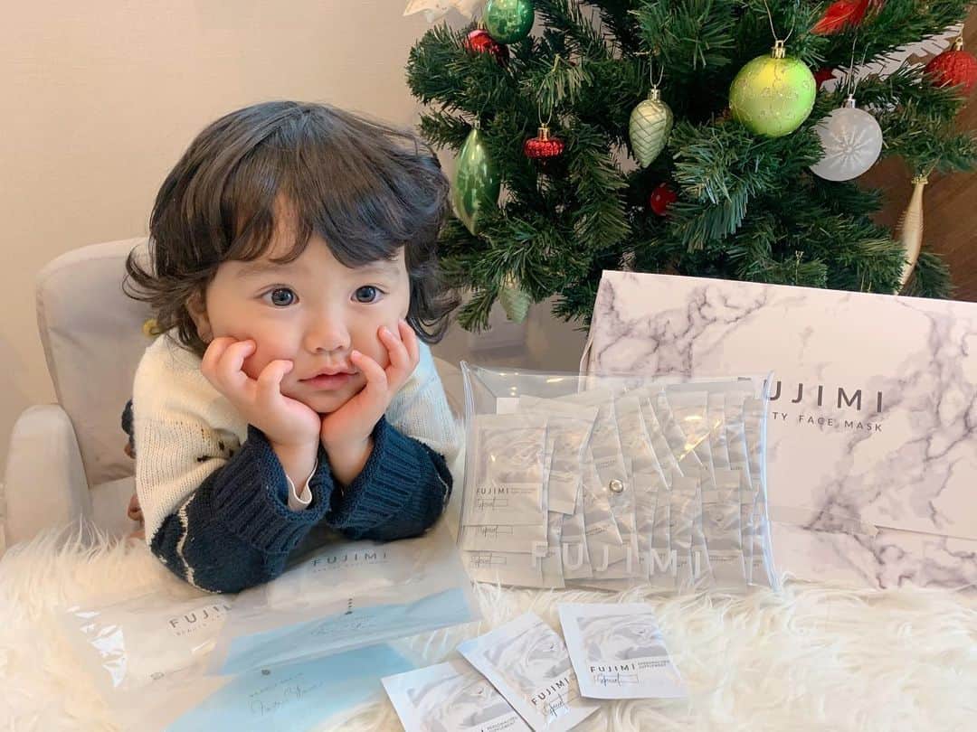 のインスタグラム：「. クリスマス前に撮ったからクリスマスツリーが🎄← もうあっという間に今年もあと2日だね💡 今日は大掃除しますか🧼🧹遅 . . ストーリーでもちょこちょこ載せてる @fujimi_official ❤︎ サプリは4ヶ月、フェイスマスクは2回リピート中！ その時々に肌診断をして今の自分に合ったものを処方してくれる点がお気に入りです👌✨ リニューアルしたパッケージも可愛い❤︎ . . #PR #FUJIMI #美容 #パーソナライズサプリ #パーソナライズマスク #スキンケア」