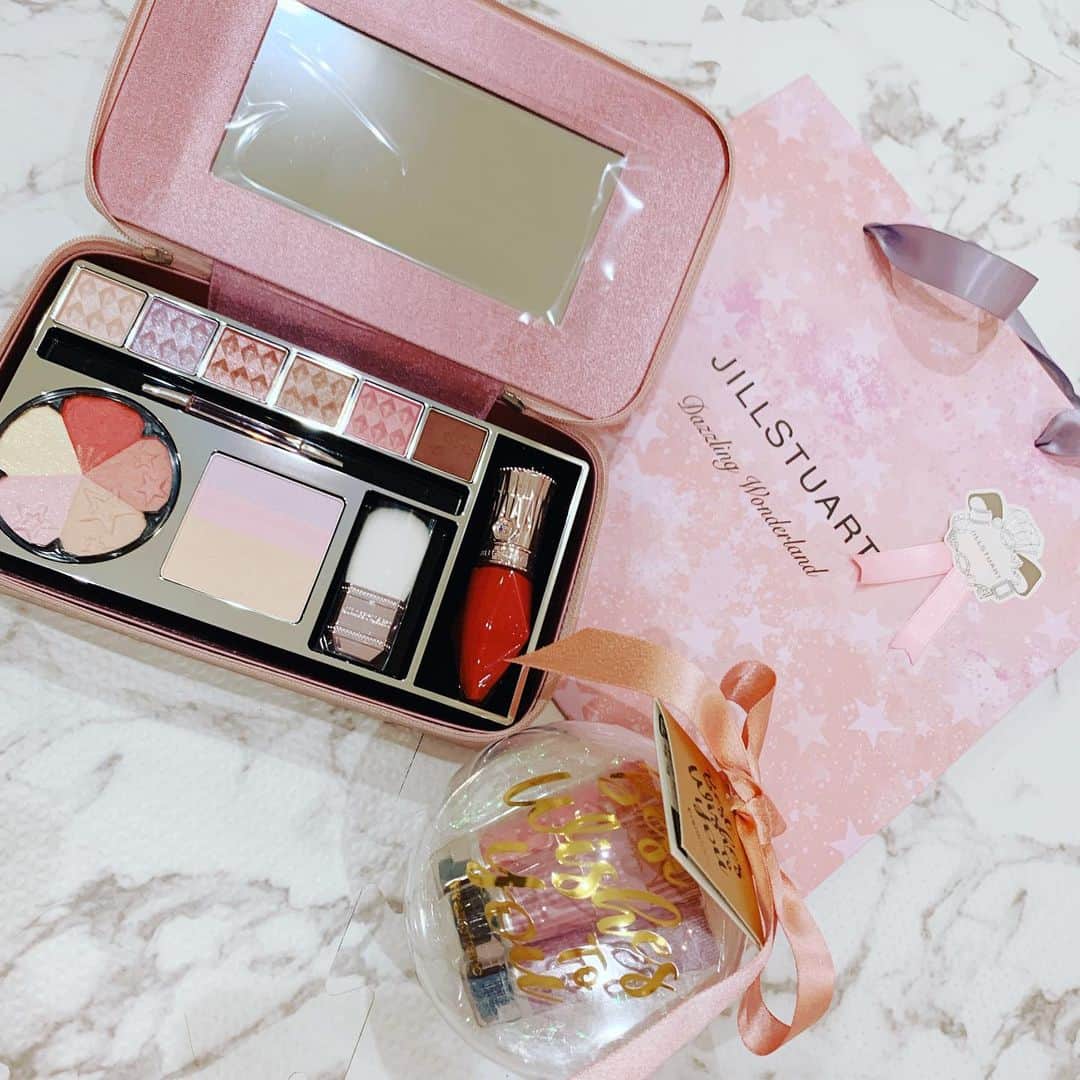 内田夕己のインスタグラム：「. プレゼントで頂いたJILLSTUARTの クリスマス🎄コフレが 最高に使いやすい*° . 今までピンク系の似合うアイシャドウ なかなか見つからなかったんだけど このシリーズブラウン気味のピンクなので とっても使いやすいです◎ . そして私の大好きなキラキラ系*° . チークはアイシャドウにも使えるし 何よりもかわいい.. 最強のコフレです💄🤍 .  #jillstuart #ジルスチュアート #ジルスチュアートコスメ #ジルスチュアートクリスマスコフレ #購入品紹介 #コスメ #コスメ購入品 #韓国コスメ #ドクタージャルト #vt #コスメレポ #コスメレビュー #韓国コスメ好きな人と繋がりたい #メラノcc #コスメ好きさんと繋がりたい」