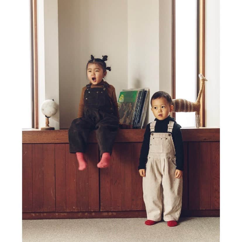 Chocolatのインスタグラム：「お友達の　@kikuchiakiko_official ちゃんと @moi_okada さんのプロジェクト　@jicca___ のモデルに息子も参加しております。  純粋のかたまりの子どもたち。みんなかわいかったなあ♡そんな子どもたちをさらにかわいく魅せる、流石のセンスで作られた洋服は必見です👀♡ 靴下をはじめ、大人サイズもかわいいよー❤️ ・ photo by @katosaku  movie by @ruishimamoto  ・ #3歳7ヶ月」
