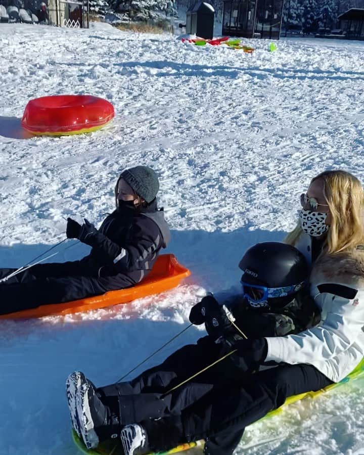 のインスタグラム：「#OMG...that moment your children ask you to do something you haven’t done since you were their age 🤦‍♀️ .. thanks to fearless @jeffgordonweb coaching at the top 😂 🛷 #momlife #sledding and yes I am wearing heels 👠 XoRZ」