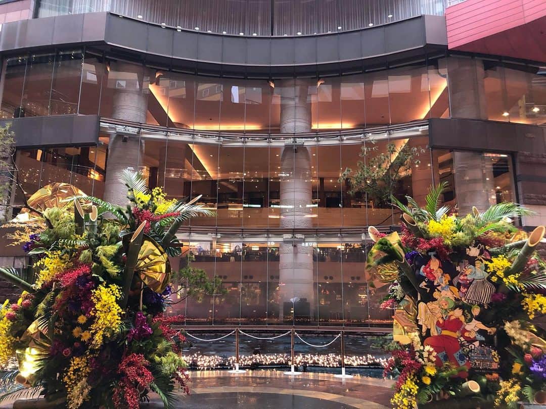 キャナルシティ博多のインスタグラム：「新年を彩るステージ装飾が完成！🎍 ◎場所：B1Fサンプラザステージ 様々な花材を組み合わせて、新年を迎える準備万端です！ ２枚目の写真は、今回の装飾の制作スタッフのみなさんです。小雨の降る中、１日かけて制作してくださいました！ 毎日開催される噴水ショーとのコラボレーションも楽しみですね。  ☆キャナルバーゲン開催中！ 2021年1月11日（月・祝）まで！ 最大50%OFF!  #キャナルシティ博多 #キャナルシティ #キャナル #きゃなるしてぃ #きゃなる #canalcityhakata #canalcity #canal #fukuoka #hakata #福岡 #博多 #天神 #年越し #新年」