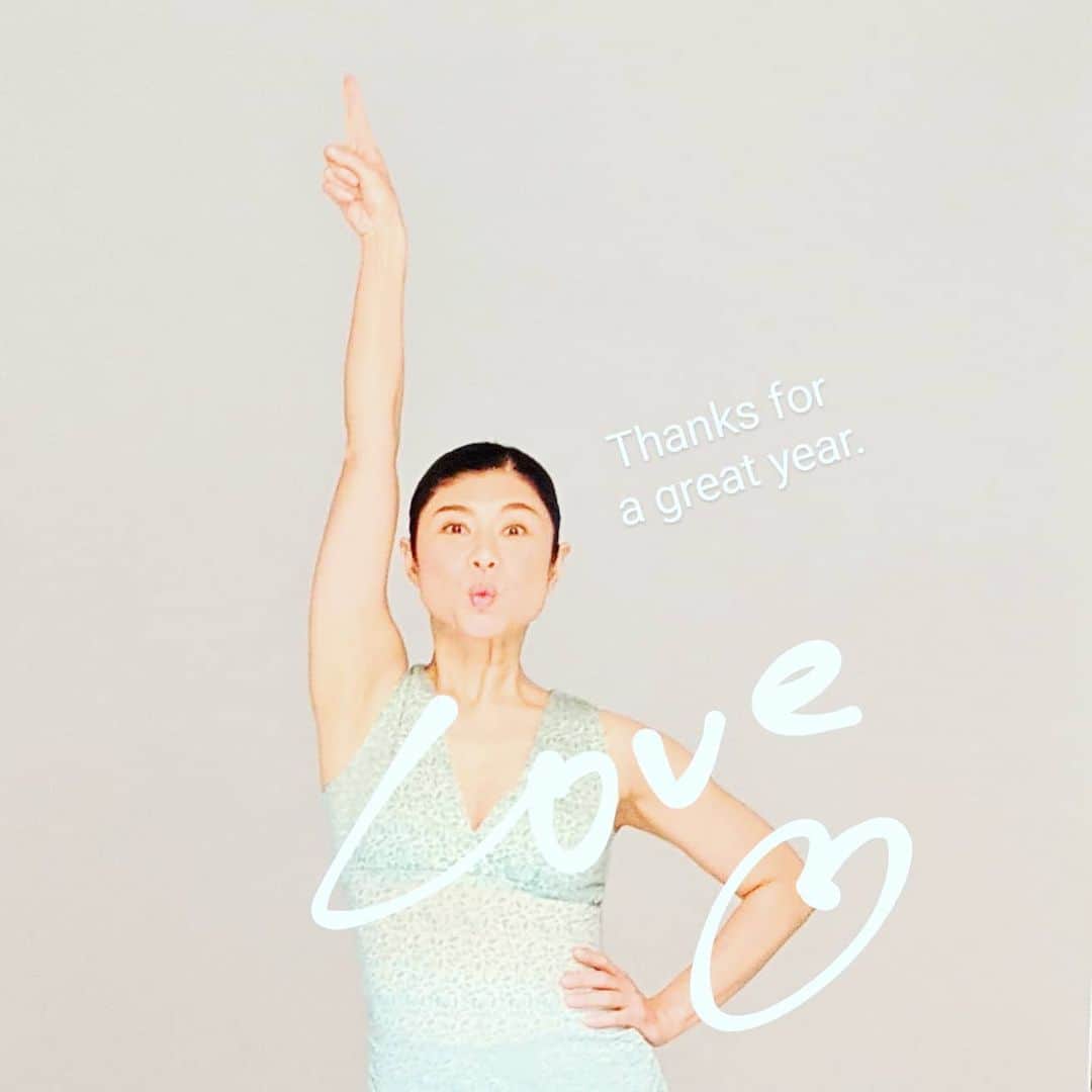 間々田佳子のインスタグラム：「みなさま 今年一年大変お世話になりました♥  顔と体、心を繋げることの大切さを私なりの方法で伝えたいと、2020年から軸を大事にするコアフェイストレーニングをはじめ、  コロナの影響で社会全体が一瞬止まってしまったような時期もありましたが…   顔を動かす習慣を通じて、ネット上でもみなさんと繋がりつづけることができたことで、一人心細くなることもなく、私はラッキーでした。感謝の気持ちでいっぱいです☺️ ありがとうございました！  みなさんの笑顔に触れ、表情が更に素敵になる過程を見ていることが、私にとって最高に幸せな瞬間でした。  私の生きる意味はここにある…と気づかされた一年でもありました。  コアフェイストレーニングの軸を明確にしながら、来年もこのメソッドを皆さんのおチカラを借りて、大事に育てていきたいと思っています。  これからもどうぞよろしくお願いいたします！  今年一年、スタッフの皆さん、サポートしてくださった皆さま、インストラクターの皆さんに、生徒さん、そして、インスタで繋がってくださったみなさま  本当にありがとうございました！ 来年はもう少し先生らしくなれるよう頑張ります🔥  ゆっくりと年末年始をお過ごしくださいませ。 来年もよろしくお願いいたします！  ままだよしこメソッド株式会社 表情筋研究家  間々田佳子」