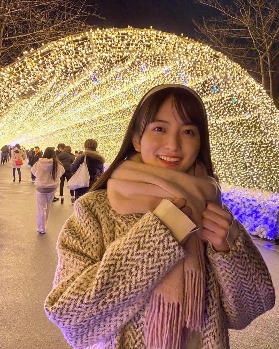 のインスタグラム：「. みなさん、おはようございます〜☀  いきなりですがここはどこでしょうか〜？☺️  今日も1日頑張りましょー！  #三重観光#三重旅行#伊勢#イルミネーション#なばなの里#私服#冬コーデ#白コーデ#コーデ#ファッション#アウター#カチューシャ」