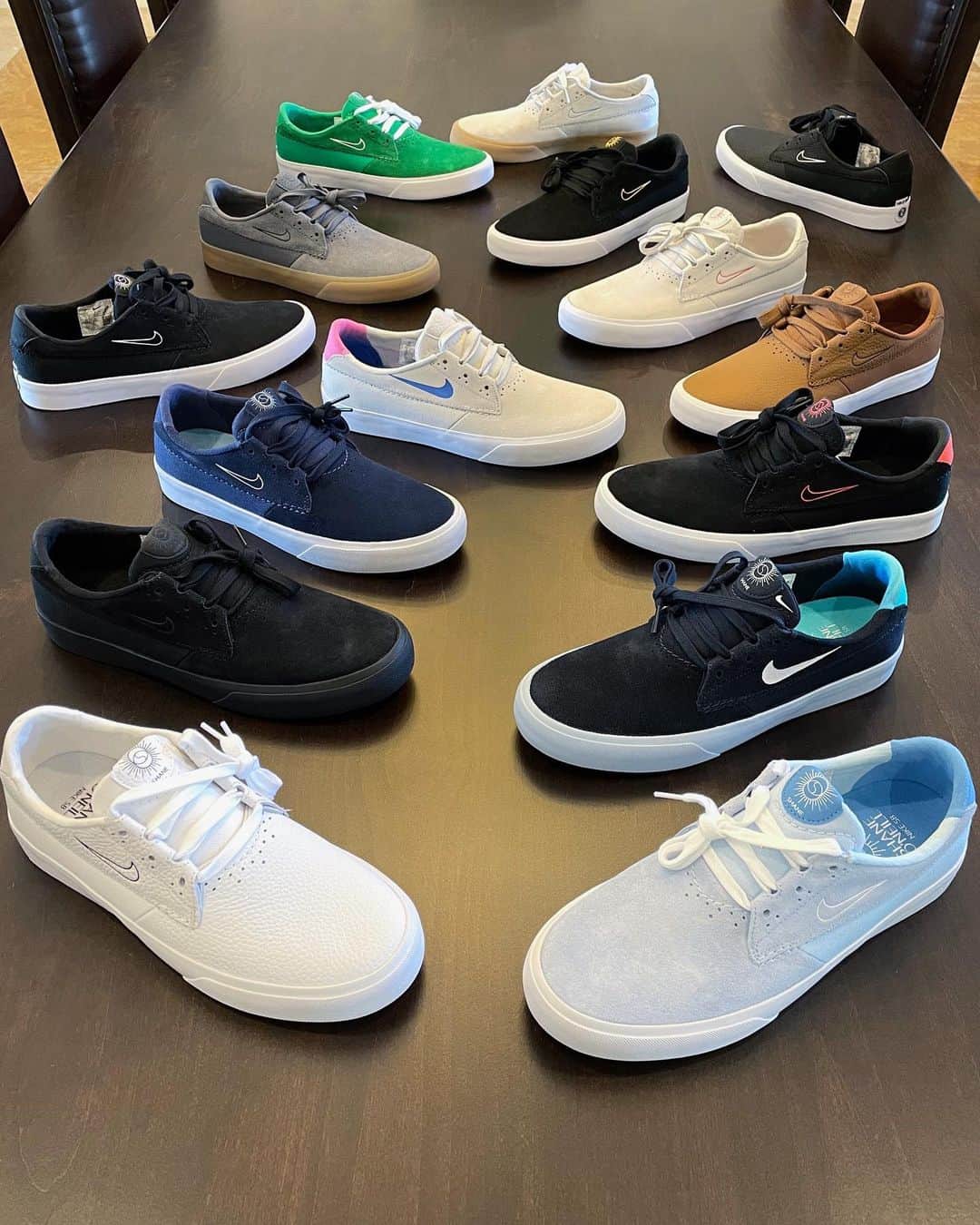 シェーン・オニールのインスタグラム：「This year’s colors ! What’s next? Thanks to everyone who got a pair. Tagged the ones available online. Most are in stores around the 🌎🤝」