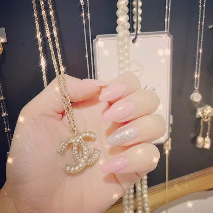 マキろんのインスタグラム：「ゴルフに差し支えないように 冷たいを半分以上短くした💖 初めは指ストロークが 短くなった感じして気持ち悪かったけど 今は快適です😌✨💖 ・ I’ve cut my nails short comfortable now💅✨💖 #山内智恵#マキろん#japanesegirl #nail#ネイル #ネイルデザイン  #アプレ」