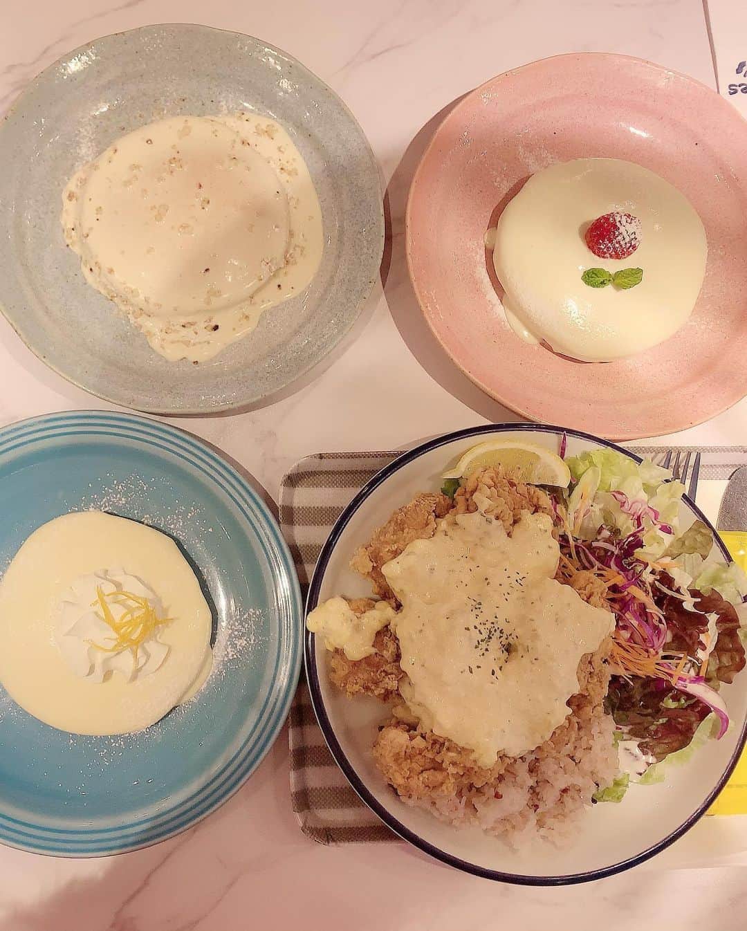 satomiさんのインスタグラム写真 - (satomiInstagram)「𝑀𝑜𝑘𝑒'𝑠 ℎ𝑎𝑤𝑎𝑖𝑖-﻿(@mokes_japan ) ・ モチコチキンとパンケーキ3種類🥞 食べすぎた〜🐷でも美味しかった💕 ・ ✼••┈┈┈┈┈┈┈┈┈┈┈┈┈┈┈┈••✼ 時計→ダニエルウェリントン（@danielwellington )💕  ・ 🎁クリスマスキャンペーン🎅 ・ 🎄二点以上お買い上げで25％OFF！全品対象！ 🎄特別ギフトラッピングも無料提供！ 🎄15％OFFクーポンコード 【satomi47】の併用でさらにお得！ ・ ✼••┈┈┈┈┈┈┈┈┈┈┈┈┈┈┈┈••✼  ・  ＠danielwellington   #ダニエルウェリントン  #DWクリスマス #時計好きな人と繋がりたい #クリスマスプレゼント #クリスマス #クリスマスキャンペーン ##モケスハワイ中目黒 #モケスハワイ江ノ島 #モケス #パンケーキ #中目黒カフェ #中目黒グルメ #モチコチキン #🌴 #ロコモコ #さとみのグルメ記録 #パンケーキ好きな人と繋がりたい #パンケーキ食べ放題 #リリコイパンケーキ #グルテンフリーパンケーキ」12月30日 10時14分 - saatoomii47
