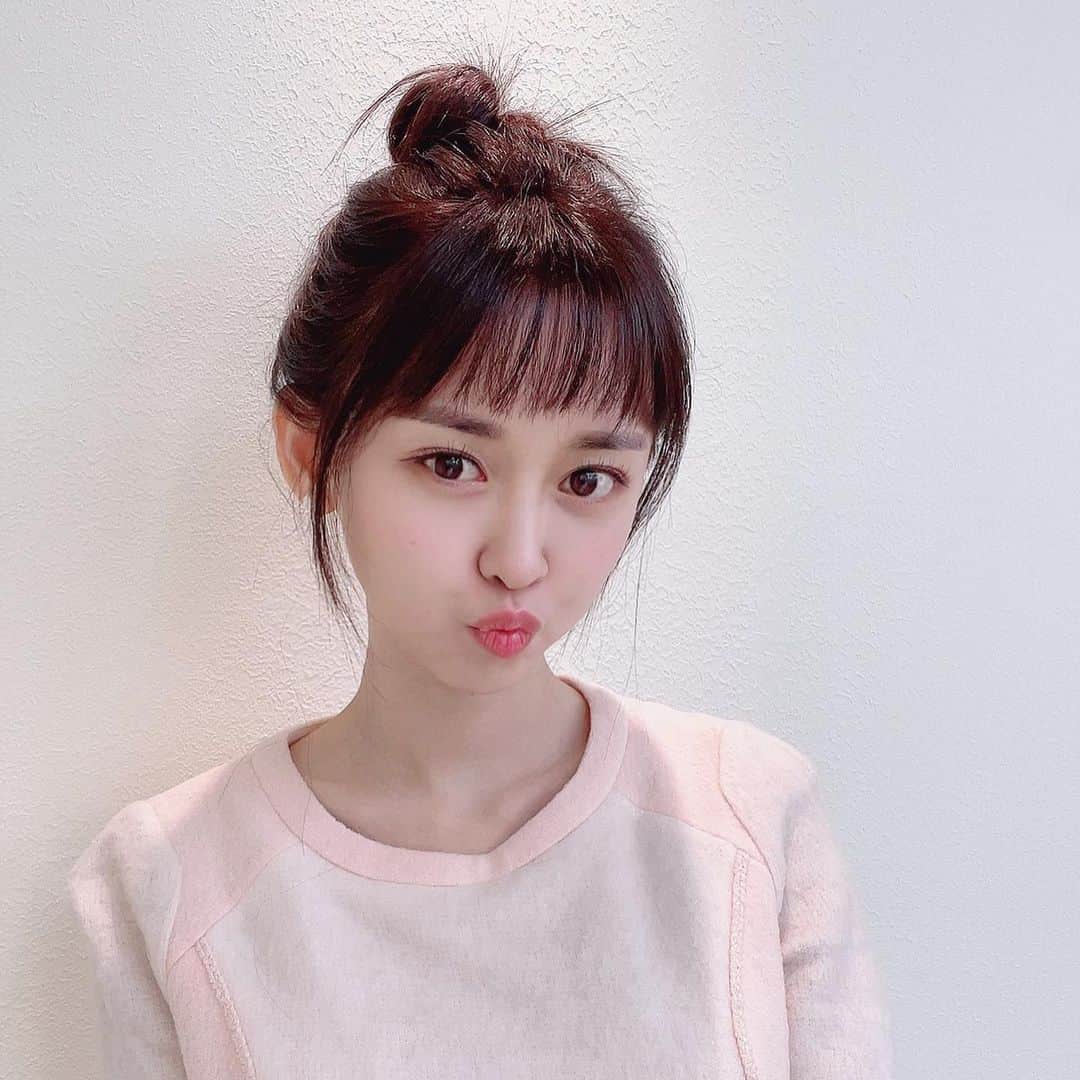 ホ・ヨンジュ のインスタグラム：「오늘은 똥머리 듀 ღ'ᴗ'ღ 묶은듀 vs 생머리듀 당신의 선택은?!!」