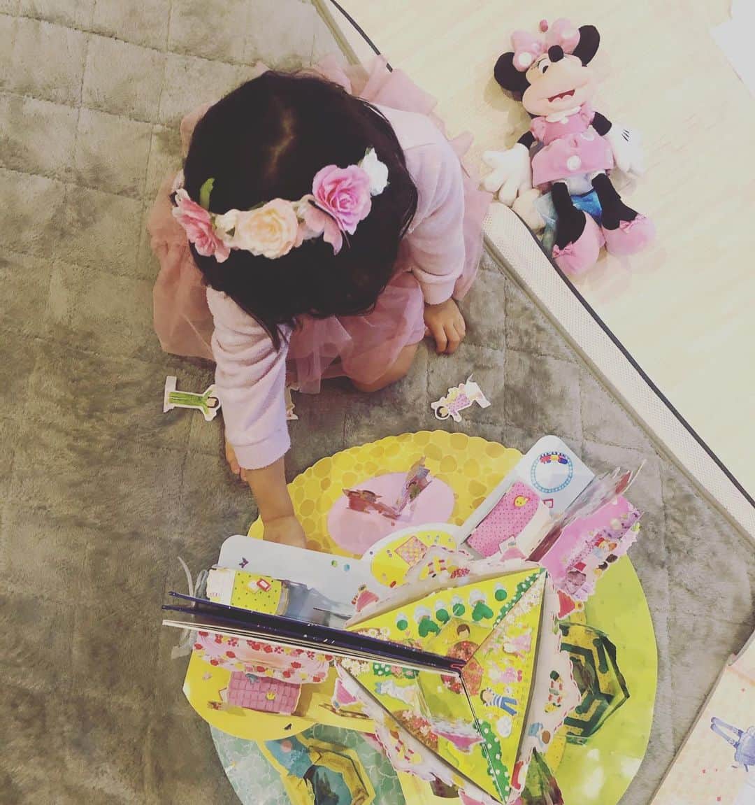 犬山紙子さんのインスタグラム写真 - (犬山紙子Instagram)「パジャマだけどおしゃれして遊んでる #リビングに万年床最高」12月30日 10時15分 - inuyamakamiko