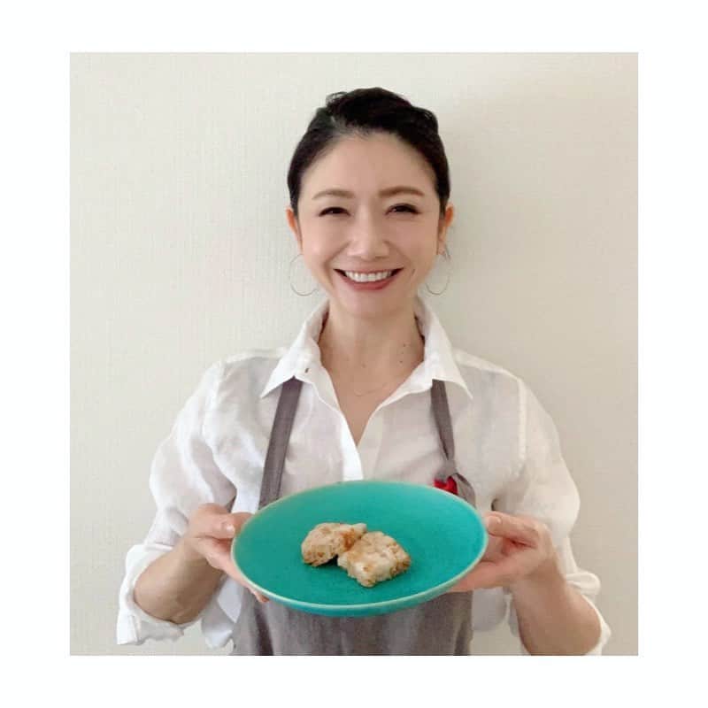 市橋有里のインスタグラム：「【大根もち】  1年のうち数日でいいからお料理しない日が欲しいw なんて、思いながらせっせと年末の買い出し。  この大根餅は切り干し大根を使うので鉄分などのミネラル、干しエビのカルシウムも摂れるので◎ おまけにお餅のカロリーは半分になりますw お正月のお餅に飽きたらぜひどうぞ。  #小料理屋あり」