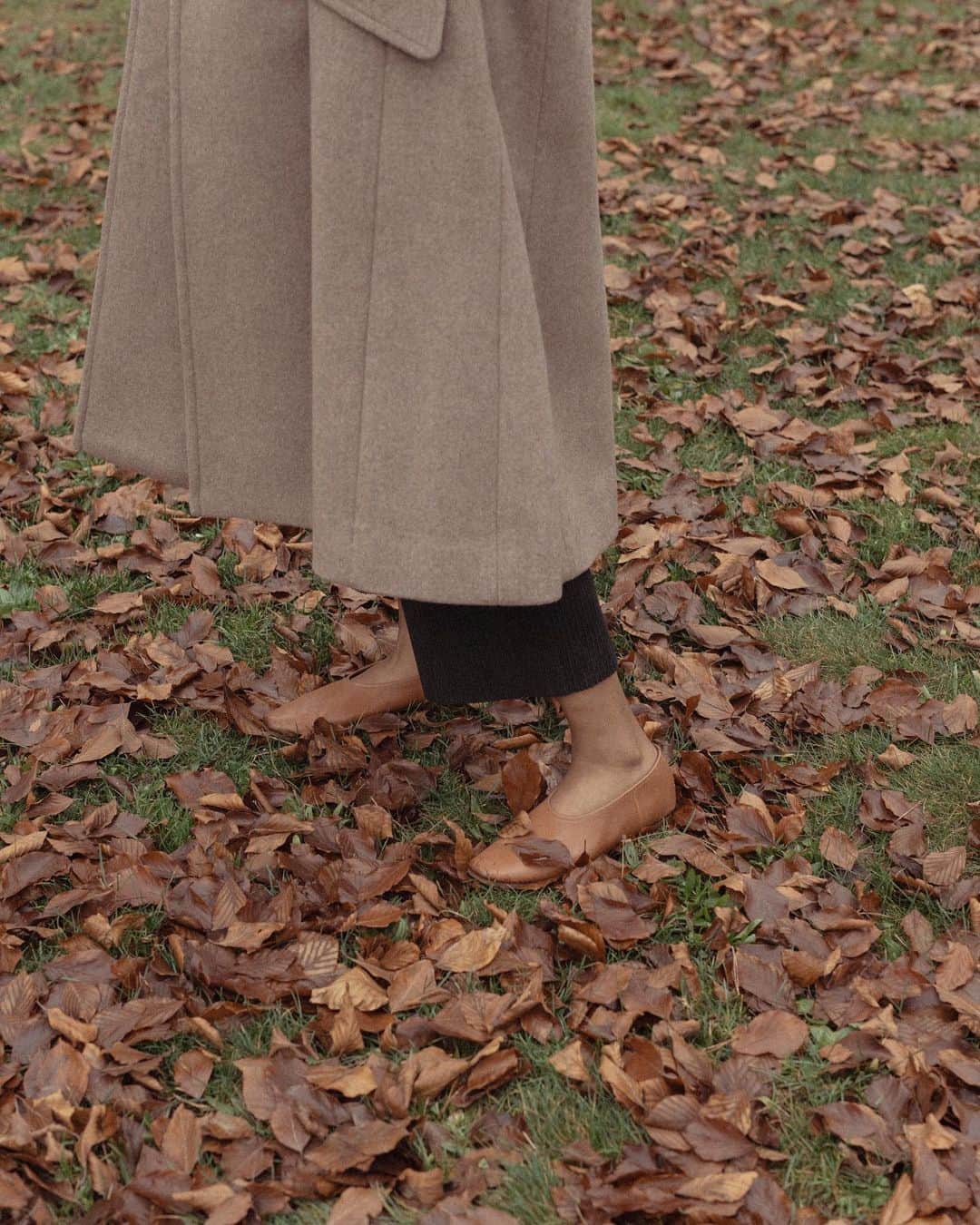 コクリコさんのインスタグラム写真 - (コクリコInstagram)「A personal favourite of mine, the GEN flats will continue forward into the spring and join the ranks of the Coclico Classics. Crafted from supple Italian leather, the GEN mold to an instant custom fit. Its slight hidden wedge and flex rubber sole add the ultimate in comfort and flexibility. And if that wasn’t enough it’s high vamp & gently squared-off toe mark it’s rightful place in a minimalist’s wardrobe. I could go on, but I’ll leave them to speak for themselves.  📷 @gillianstevens」1月14日 6時04分 - coclicony