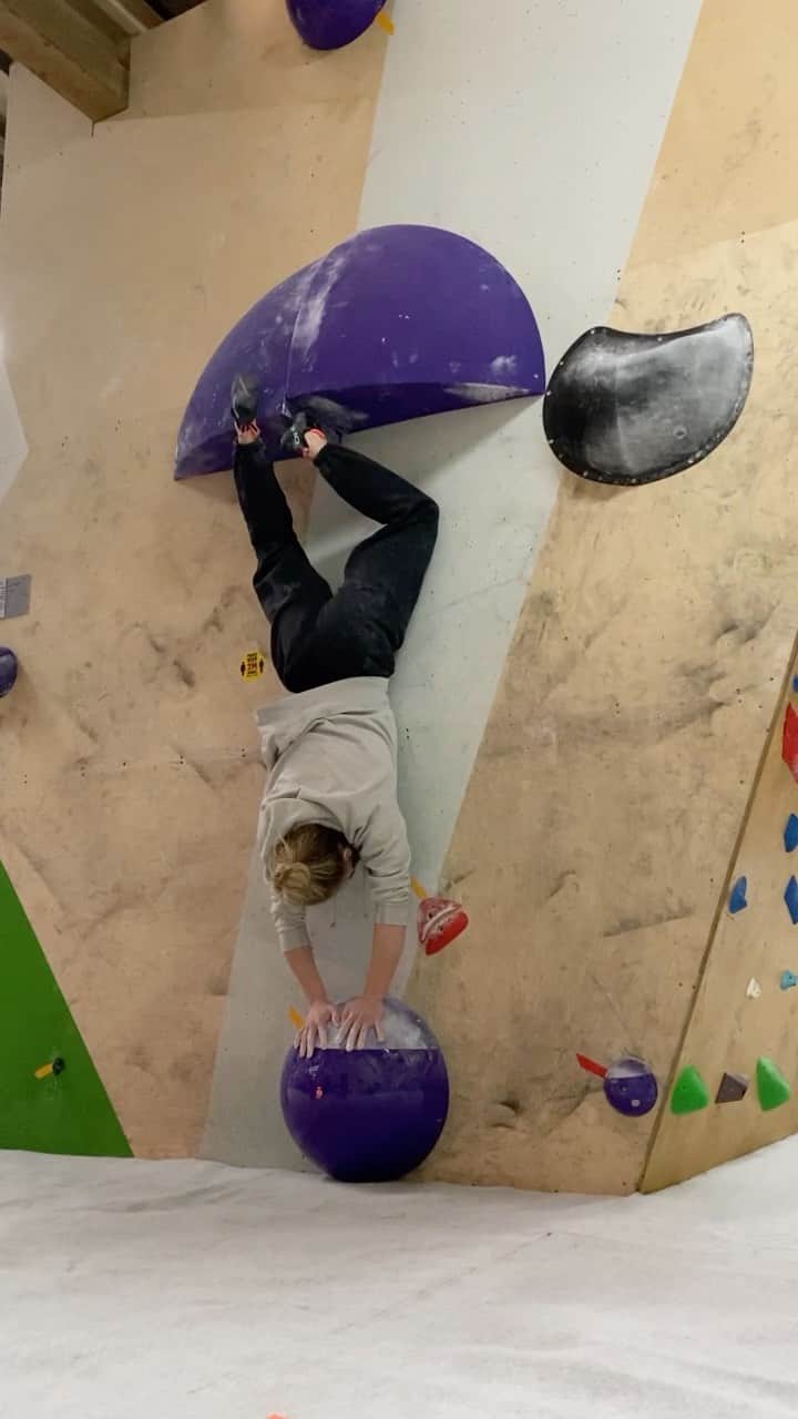 シャウナ・コックジーのインスタグラム：「Can’t decide if I should have gone with Fleetwood’s Go Your Own way 🤷🏼‍♀️   I couldn’t make the intended handstand beta work so we worked it out 😝」