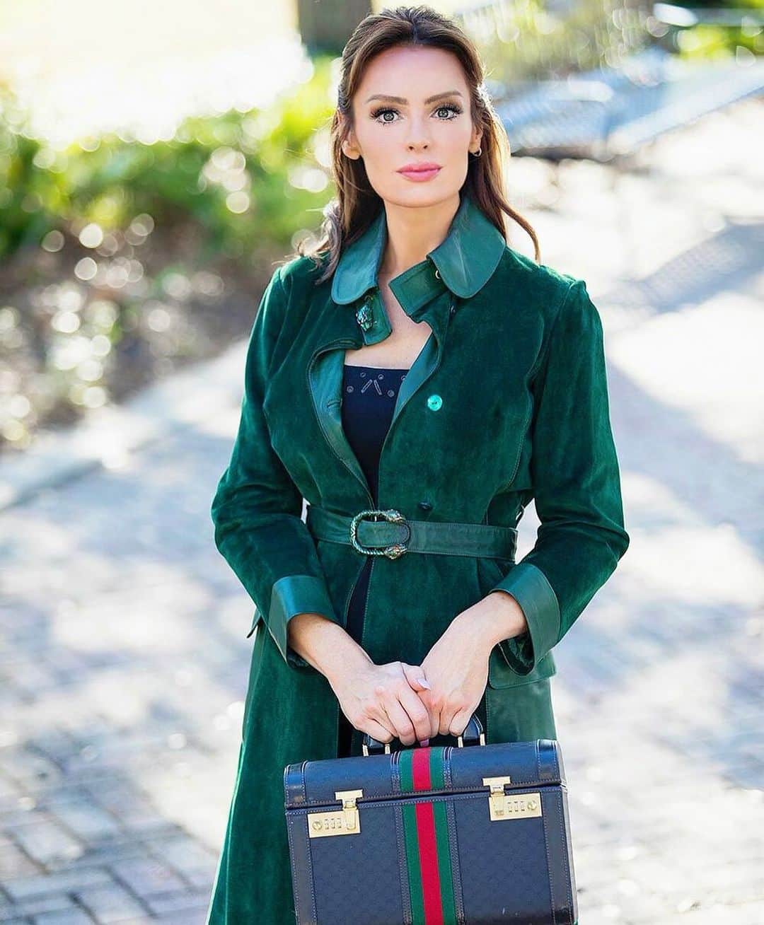 アンナ・ハウスのインスタグラム：「“You can never be overdressed or overeducated.”  Be yourself; everyone else is already taken-Oscar Wilde #vintage#gucci#guccicoat」