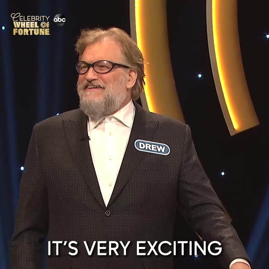アメリカン・ブロードキャスティング・カンパニーのインスタグラム：「@drewfromtv had a new kind of job this winter 🎅😂 #CelebrityWheelOfFortune is all-new TOMORROW at 8|7c on ABC!」