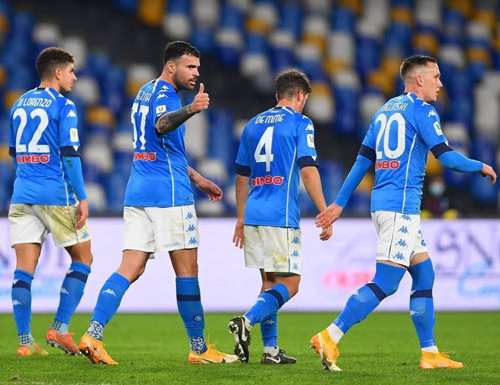 アンドレア・ペターニャのインスタグラム：「L’importante era passare il turno.  Forza Napoli 💙 #bulldozer」