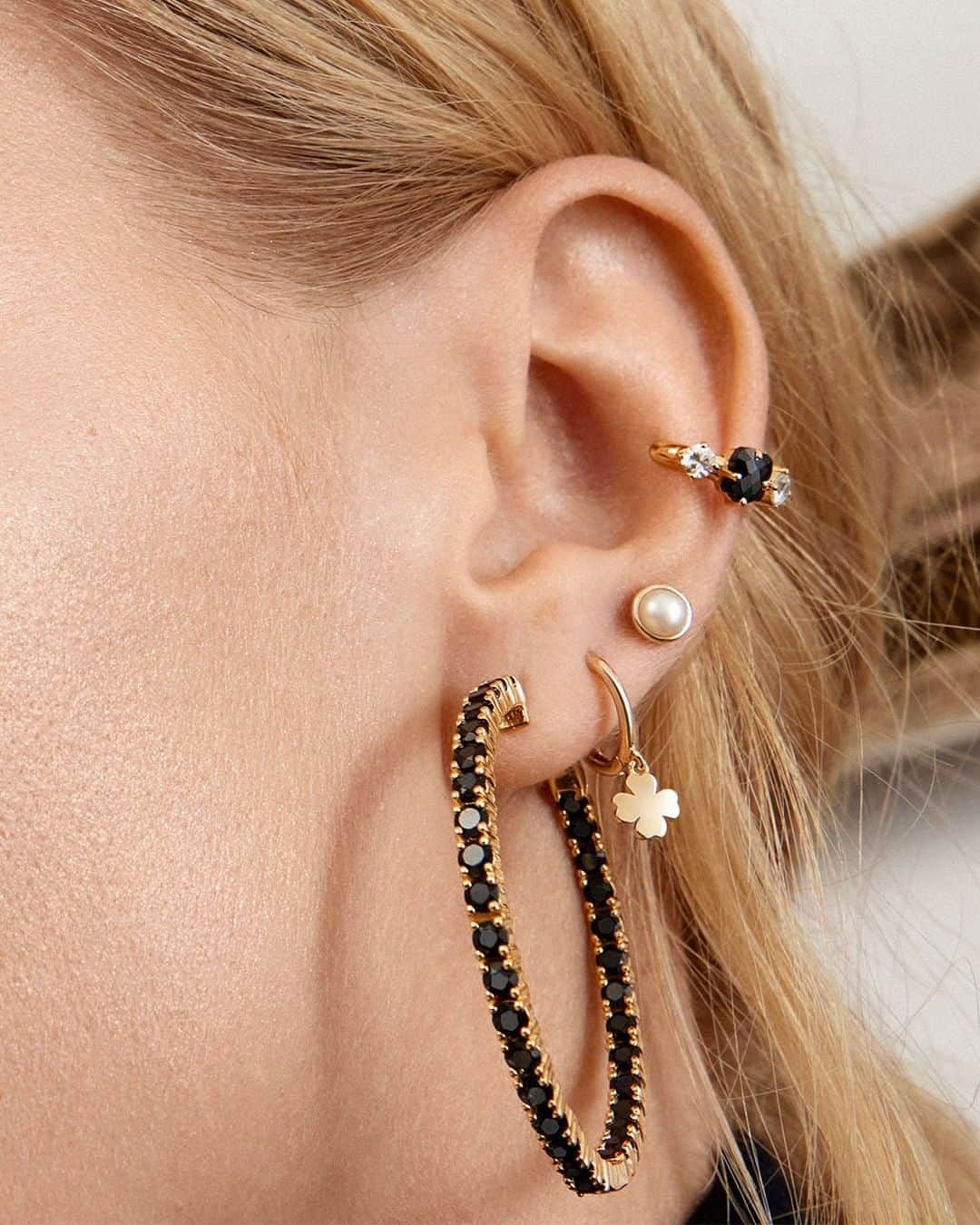 トウスさんのインスタグラム写真 - (トウスInstagram)「Mix earrings of different sizes, shapes and metals together and create unique combinations. #StayTender #TOUSJewelry #TOUSLovers」1月14日 5時04分 - tousjewelry
