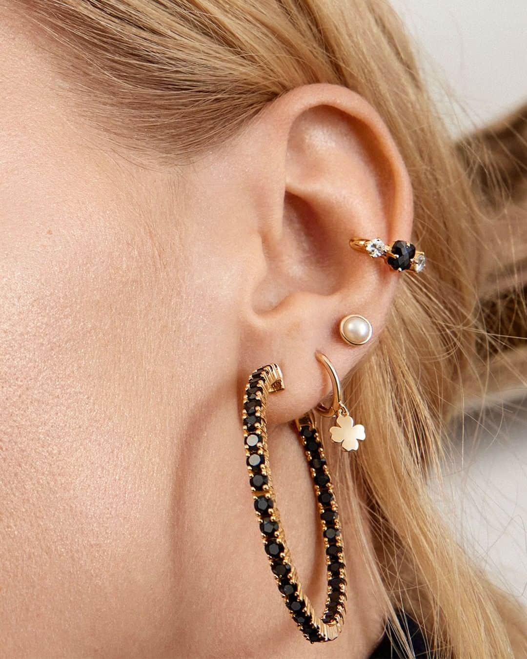 トウスのインスタグラム：「Mix earrings of different sizes, shapes and metals together and create unique combinations. #StayTender #TOUSJewelry #TOUSLovers」