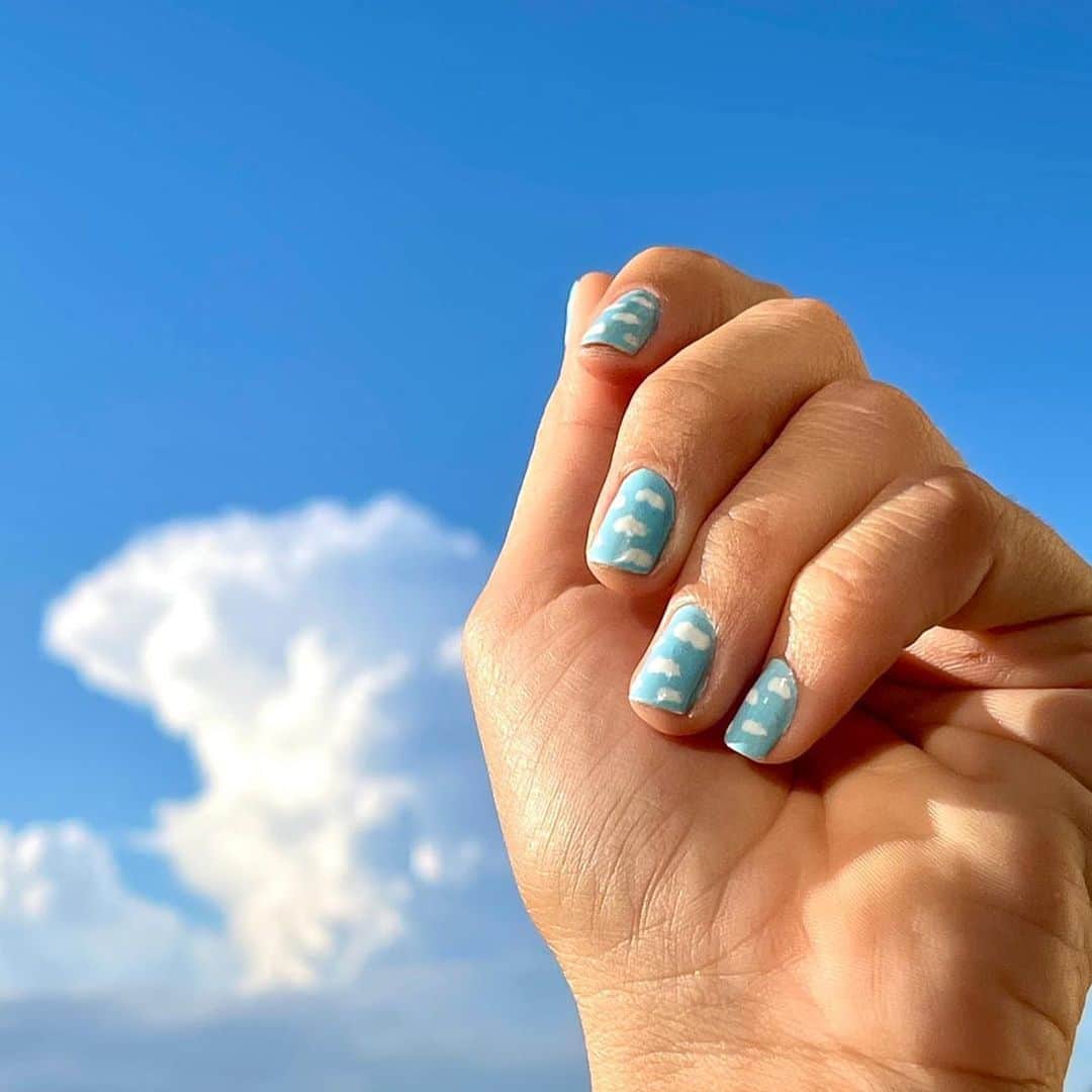 イザベラ・サントーニのインスタグラム：「Sobre ter o céu na ponta dos dedos 🌤️ . Sem maturidade pra essa unha 💙 Trabalho incrível da @valeria.rfreitas perfeitaaaaa」