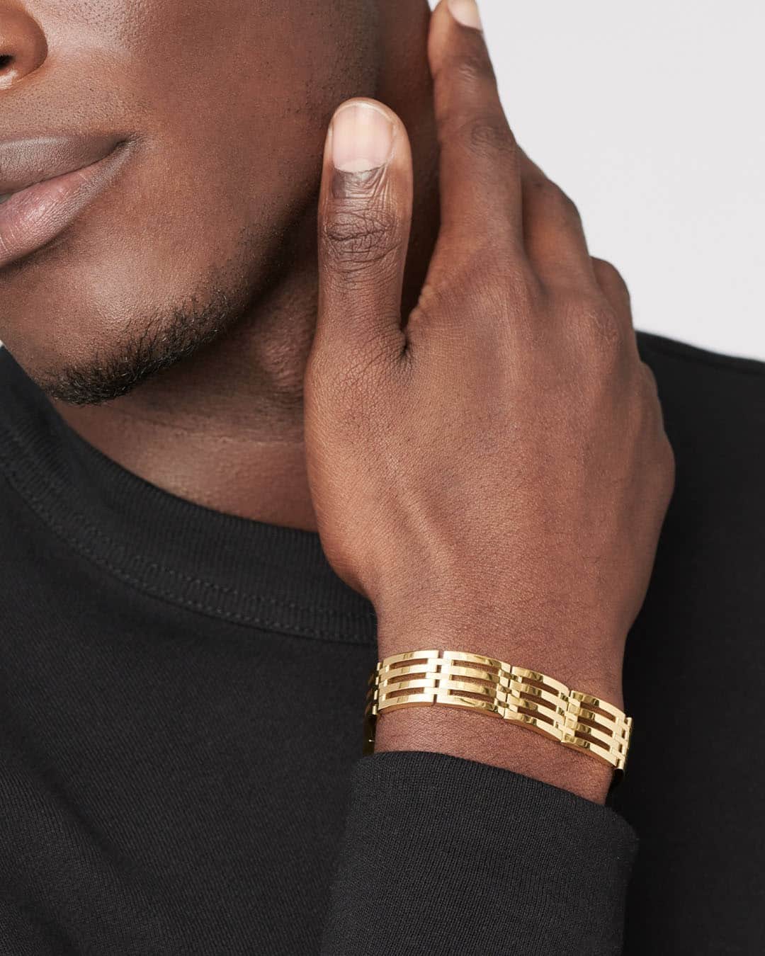 モバードのインスタグラム：「Hello handsome…esperanza with our open signature links as the main design element #MovadoJewelry」