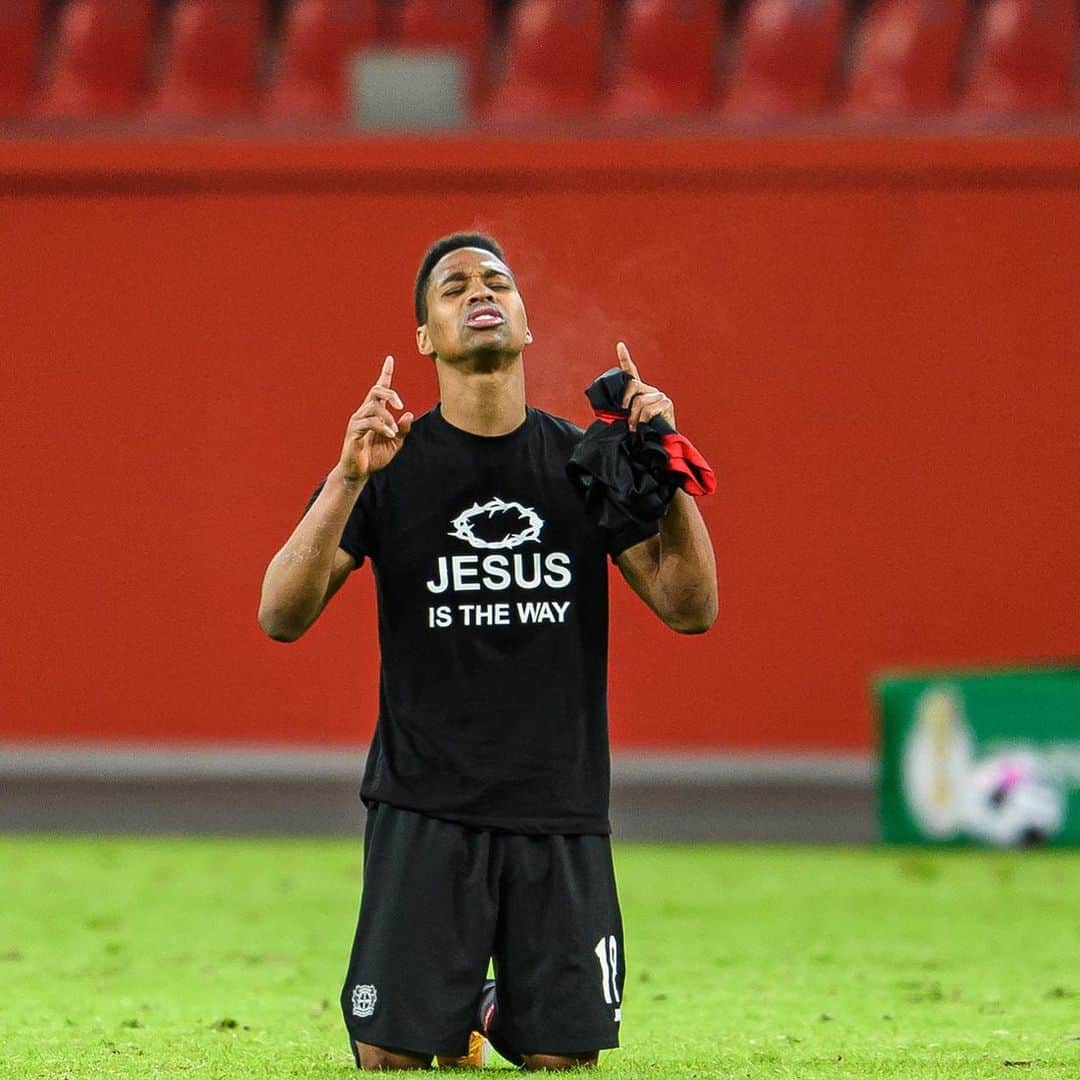 ヴェンデウ・ナシメント・ボルジェスのインスタグラム：「“Deus se opõe aos orgulhosos,  Mas concede graça aos humildes”. @evangelismoparajesus @jesusfazadiferenca  🙏🏾🔴⚫️⚽️🦁💪🏾」
