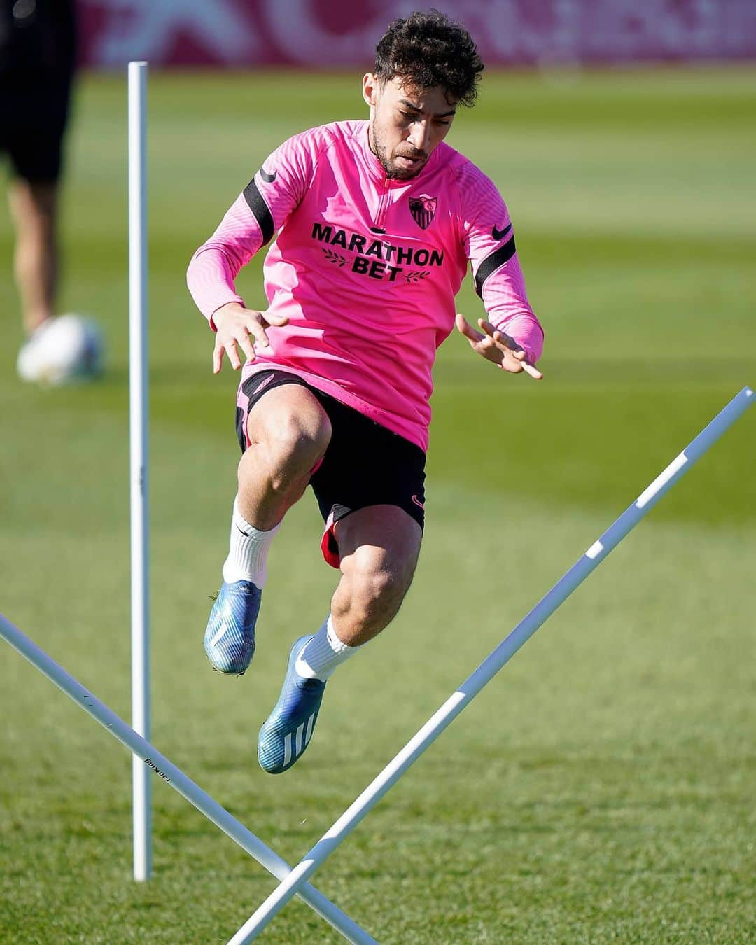 セビージャFCさんのインスタグラム写真 - (セビージャFCInstagram)「.•♫•♬• Jump Jump •♫•♬•   #training #munir #idrissi #sevillafc」1月14日 5時25分 - sevillafc