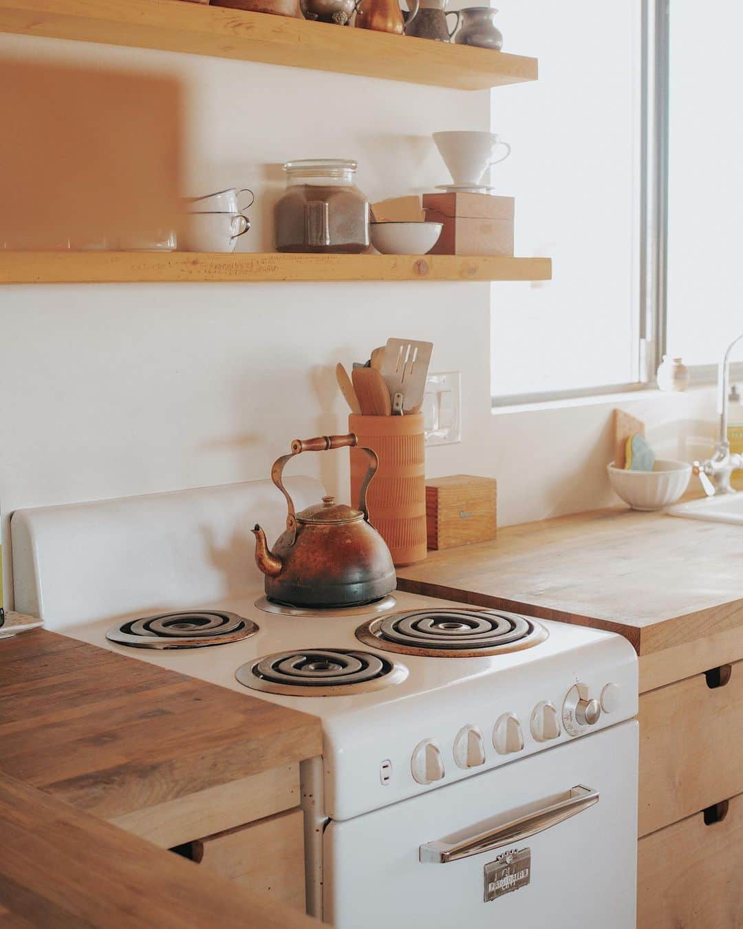W E Y L I Eのインスタグラム：「I’ve always wanted wood countertops like this! At the time when I was renovating my house, I was told wood countertops are really expensive and hard to keep up. Anyone else have wooden countertops? How do you like it?」