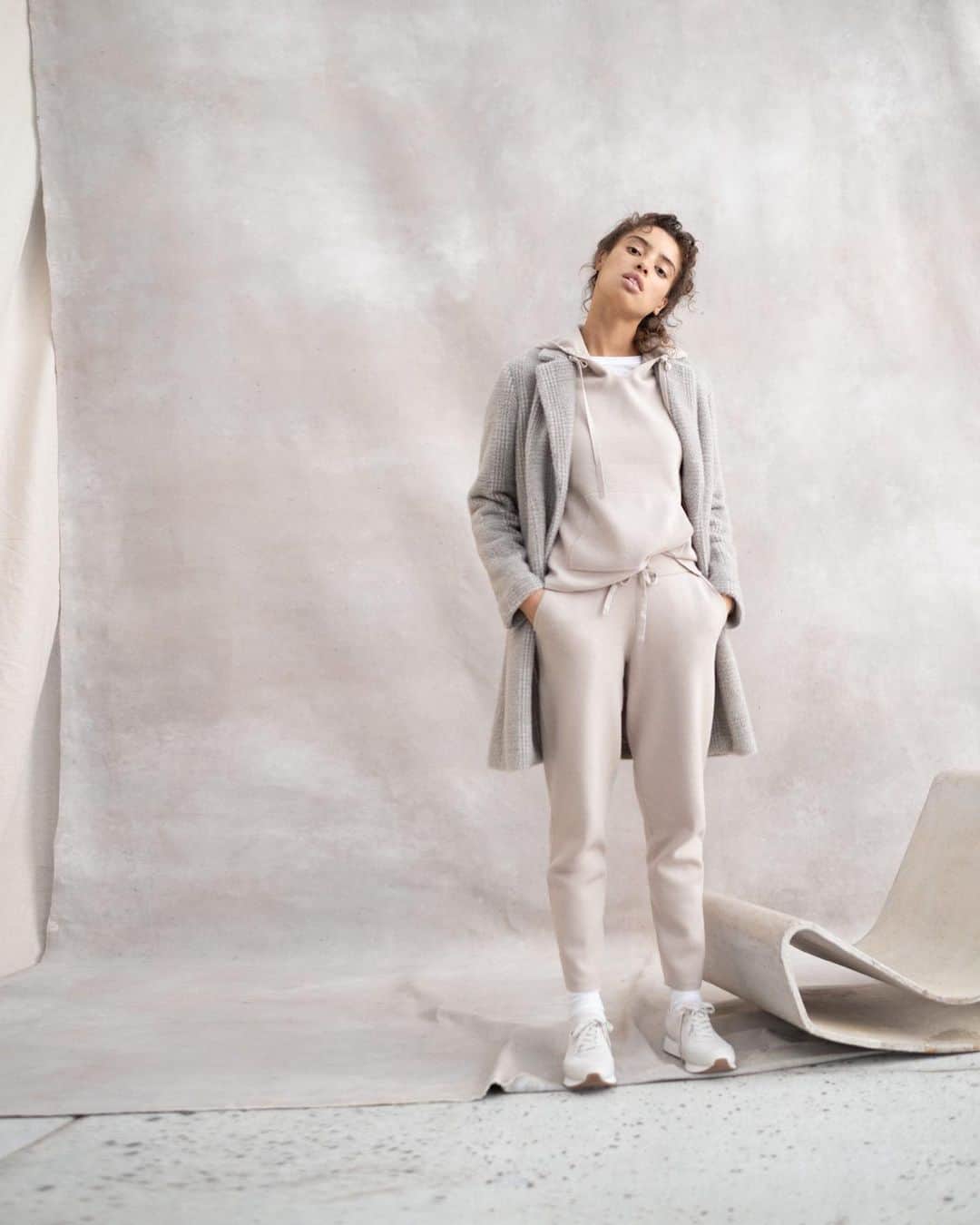 Banana Republic のインスタグラム：「Make a statement in monochrome pairing our matching sweater hoodie and jogger. Tap to get your set now.」