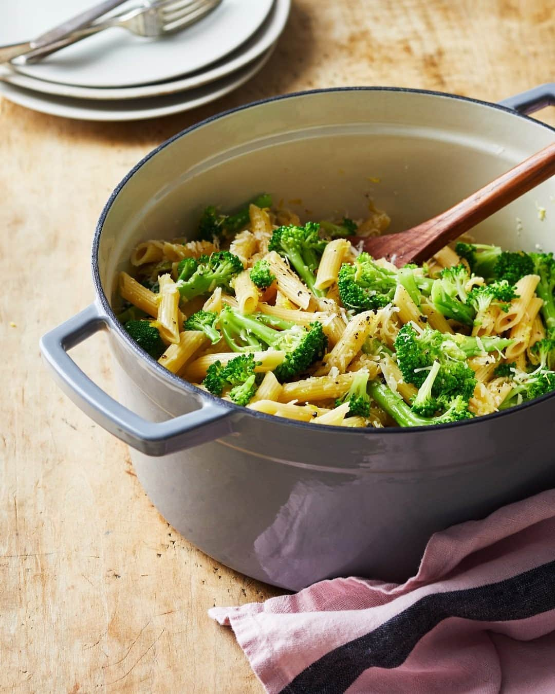 マーサ・スチュワートさんのインスタグラム写真 - (マーサ・スチュワートInstagram)「This one-pot pasta with broccoli and lemon calls for just five main ingredients (penne, broccoli, garlic, lemon, and Parmesan) and requires minimal cleanup. Plus, it's a savvy way to get your family to eat their greens. Get the recipe at the link in bio. 📷: @bryangardnerphotography」1月14日 5時30分 - marthastewart