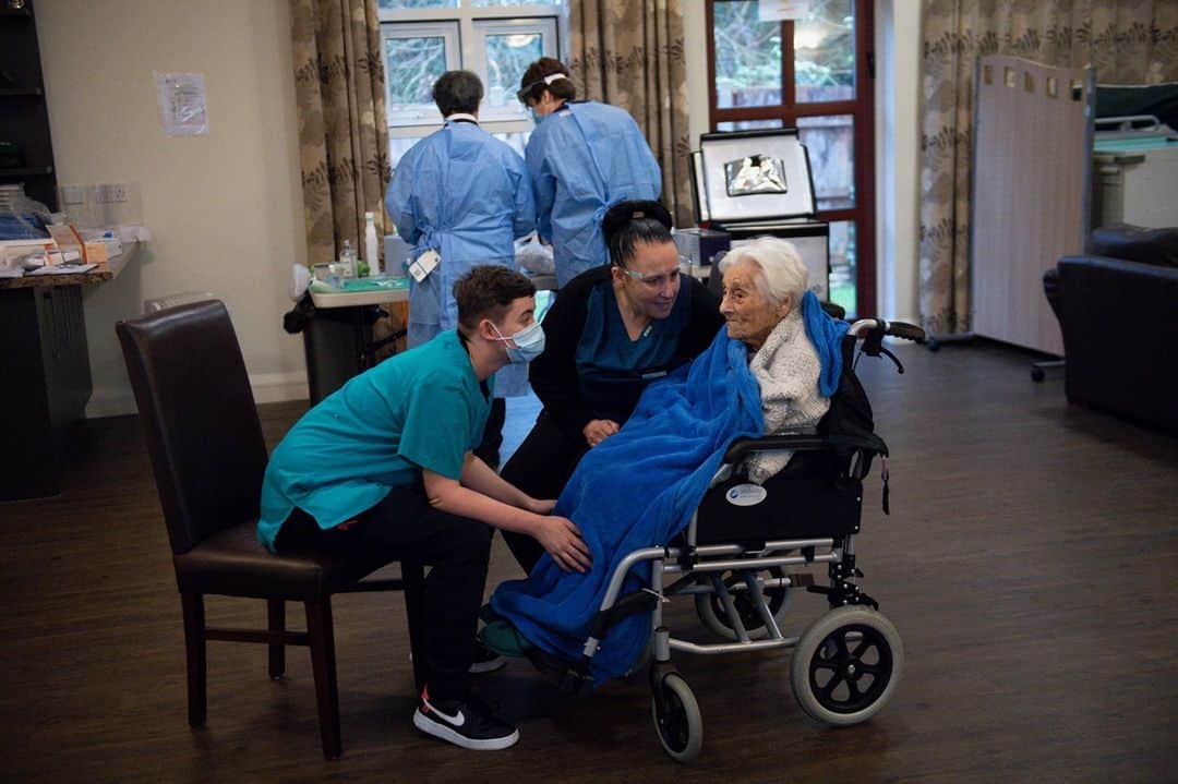 TIME Magazineさんのインスタグラム写真 - (TIME MagazineInstagram)「Care home resident Vera Levick, 106, is comforted by staff before receiving an injection of the coronavirus vaccine at Andrew Cohen House in Birmingham, England, on Jan. 13. Government officials said Monday that the U.K. is at the “worst point” of the pandemic, with 50% more coronavirus patients in hospital now compared to April last year. The same day, Prime Minister Boris Johnson acknowledged oxygen shortages in some places, and reports emerged of hospital mortuaries reaching capacity in one south-eastern region, leading to bodies being stored at a temporary mortuary. Read more at the link in bio. Photograph by @pa/@sipausa」1月14日 5時43分 - time