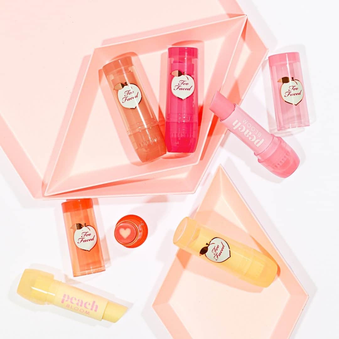 Too Facedのインスタグラム：「Add a personal pop of color to your look with our Peach Bloom Lip Balm! 💋 This buttery lip balm is available in 5 shades and blossoms based on your unique body chemistry. #toofaced」
