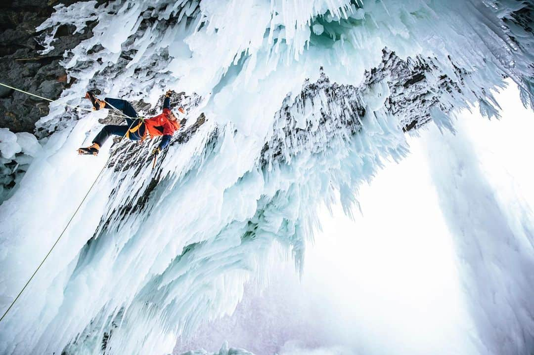 マウンテンハードウェアのインスタグラム：「It’s not uncommon for ice and alpine climbers to throw everything into their car, then choose their final layering system at the trailhead once they have a better idea of conditions. When MHW team athlete @timemmett prepared to climb “Mission to Mars,” the world’s hardest-rated ice climb, he needed a dialed system to keep him warm and dry against the cold, wet conditions in Helmcken Falls. Hit the link in our bio to watch him and the Keele™ Ascent Hoody in action. Photo: @jonglassberg.」