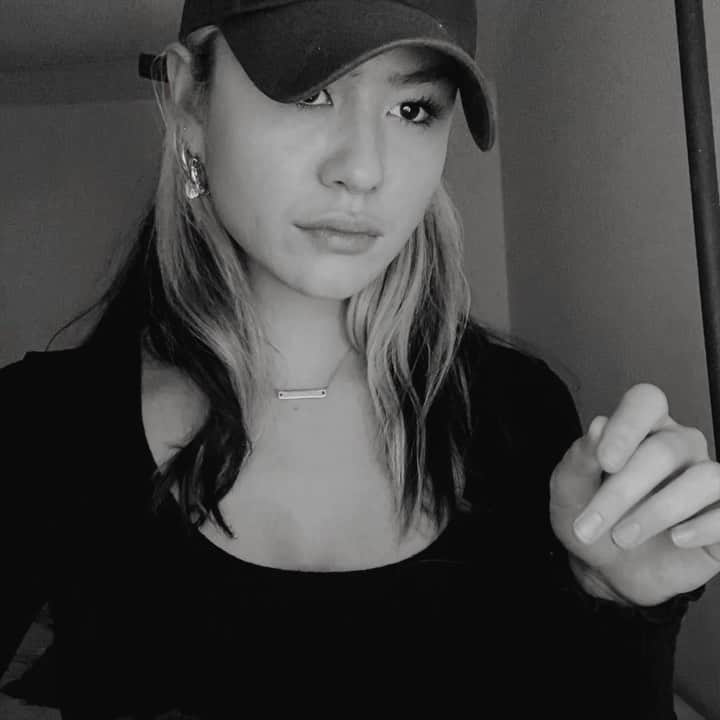 Mali-Koa Hoodのインスタグラム：「I’ve updated my QUENTIN QUARANTINO playlist for you, some of the songs that have kept me company these past few months. I love sentiment behind this @troyesivan song. We all know I love a song to cry to 🥲🥲🥲🥲 Comment below what you’re loving at the moment and songs to check out ♥️ Link in my stories to follow me over on my Spotify page xxxx」