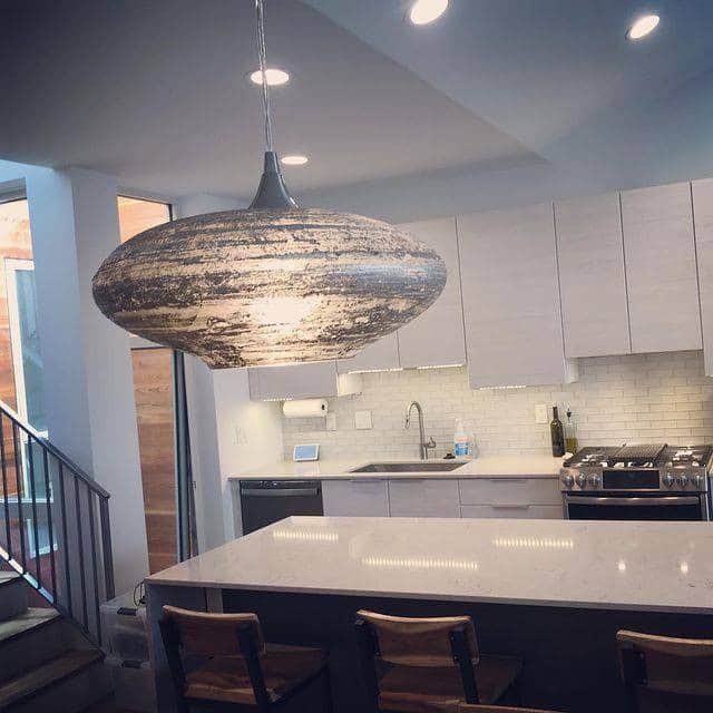 のインスタグラム：「Recycled Glass Lighting Fixture As I talked a little on the article yesterday, glass can be recycled many times and It is very sustainable material. Many lighting fixture companies started recycled glass lighting fixture and they look very nice! Pottery Barn, Lumps and Plus, and many online shops offer products. I am introducing today hand brown glass by “Bicycle Glass co”. They are based in Minneapolis. I like their design, craftmanship, and particularly their mission. They even take a good consideration on packing material to delivery their products to you. You might want to check their website! Photos from Sustainable Hand-Blown Glass Light Fixtures  Bicycle Glass Co.  昨日の記事で少しお話ししたように、ガラスは何度もリサイクルができ、とてもサステイナブルな素材です。多くの照明器具会社がリサイクルガラス照明器具を始めました、とても素敵！ Pottery Barn、Lumps and Plus、および多くのオンラインショップが製品を提供しています。本日は「Bicycle　Glass　co」のハンドブラウンガラスをご紹介します。彼らはミネアポリスに拠点を置いています。私は、デザイン、職人技、そして特に彼らのミッションが好きです。商品お届けのパッキング素材までのこだわり。彼らのウェブサイトをチェックしてみてください！ #hawaiiinteriordesigner #interiordesignhawaii #designtrends #sustainabledesign #recycledglass #handbrownflasslighting #sustainable #interiorlovers #stylishlifestyle #beautifulspaces #bicycleglassco #ハワイインテリアデザイン #サステイナブル #インテリア好き」