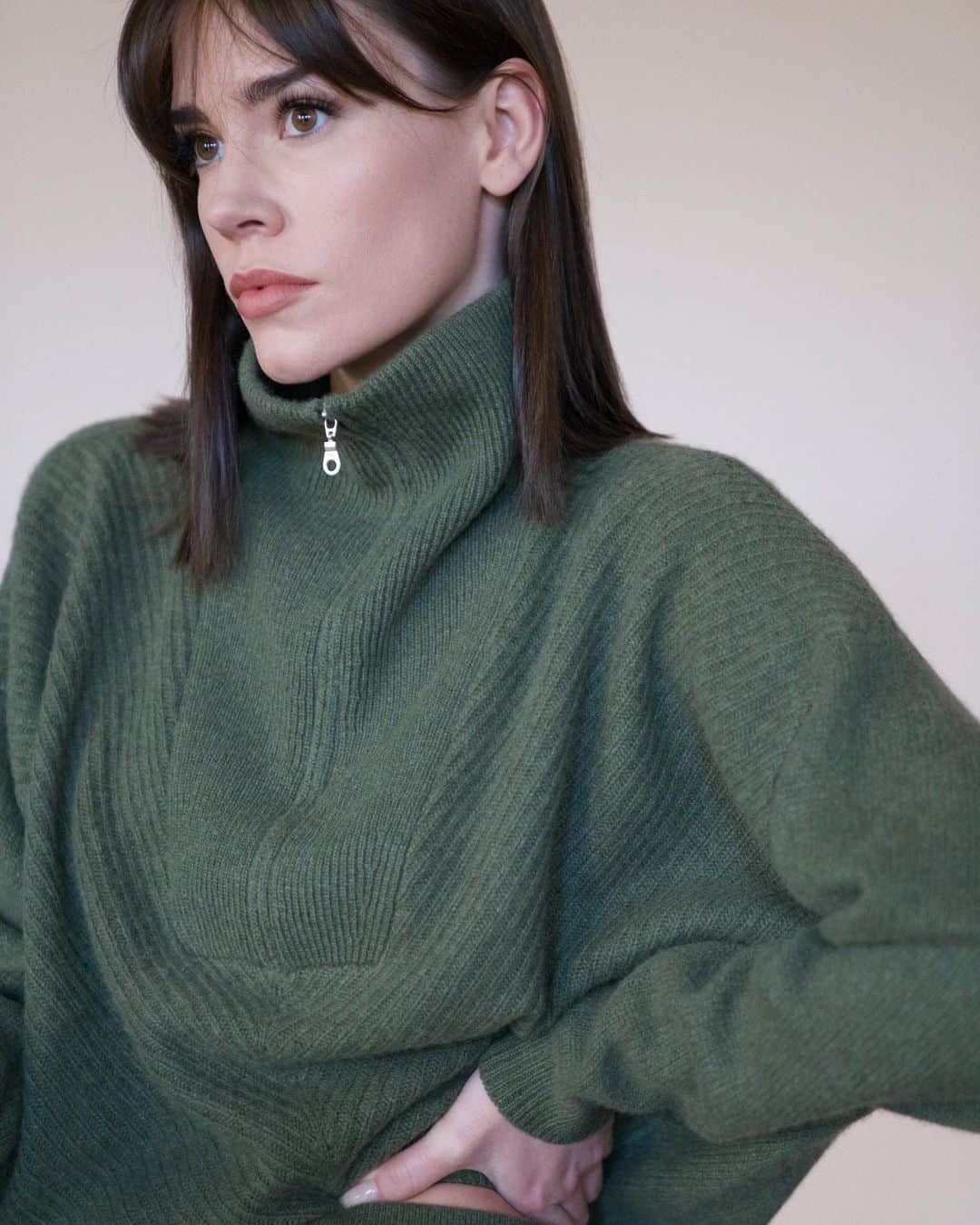 クリスタ・B・アレンさんのインスタグラム写真 - (クリスタ・B・アレンInstagram)「ever notice how you get 200 likes on a photo but 2000 views on a story? not everyone will like you, but they are watching. quit waiting for permission and go do what makes your heart happy! 🙏」1月14日 5時52分 - christa