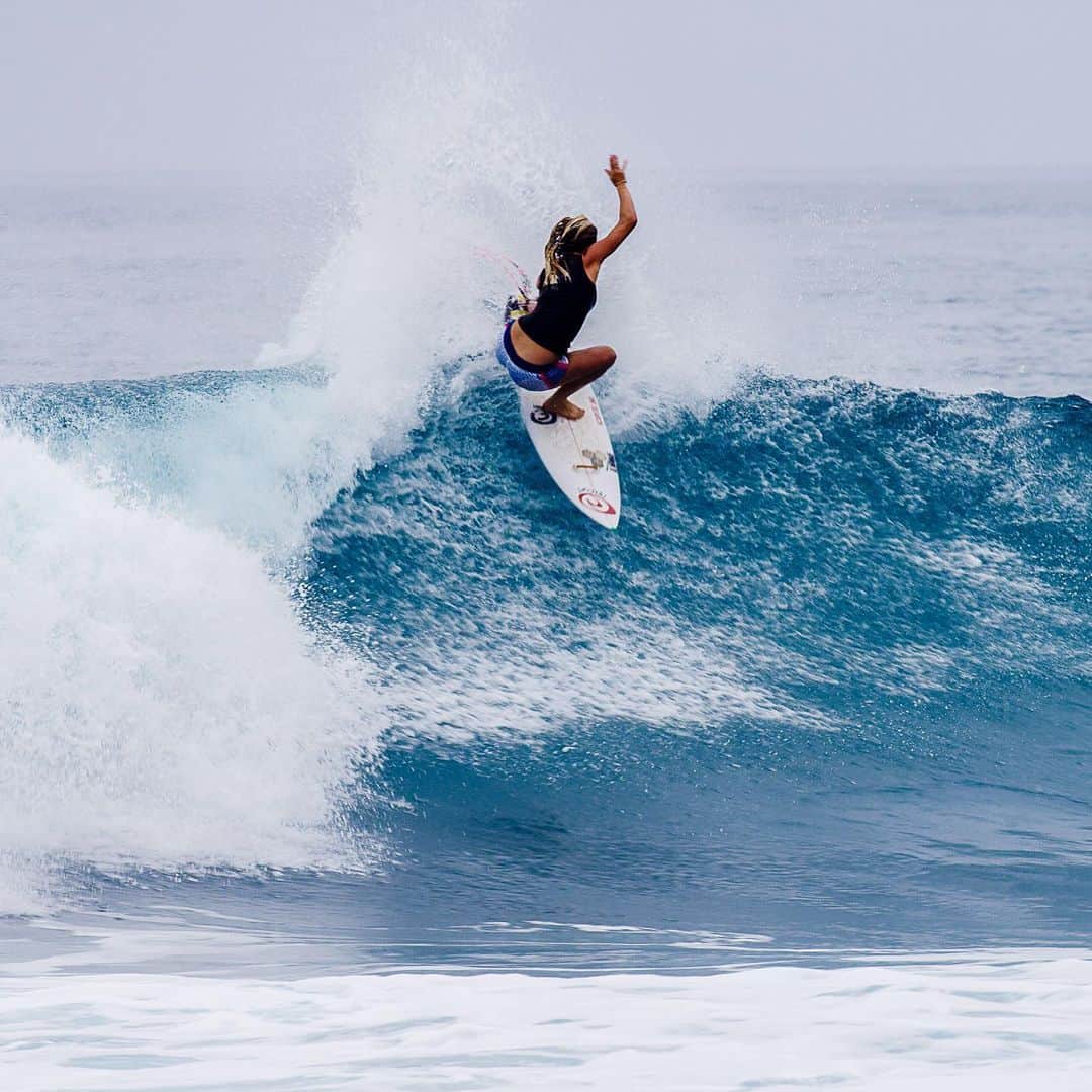 Bethany Hamiltonのインスタグラム：「It’s only been a short time out of the surf and I’m already getting pumped to surf again!!! Absence makes the heart grow fonder right?! 💯 in this case for me... 🤗🏄🏼‍♀️ #mermaid #mybikini @ripcurl_women   @unstoppablethefilm」