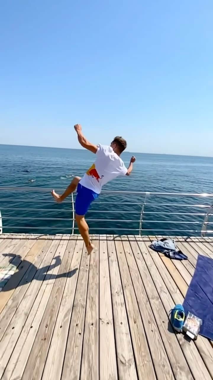 のインスタグラム：「a day at the beach, @alexander_titarenk0 style 😎   #redbull #givesyouwiiings #parkour #freerunning #beach #blueshorts」