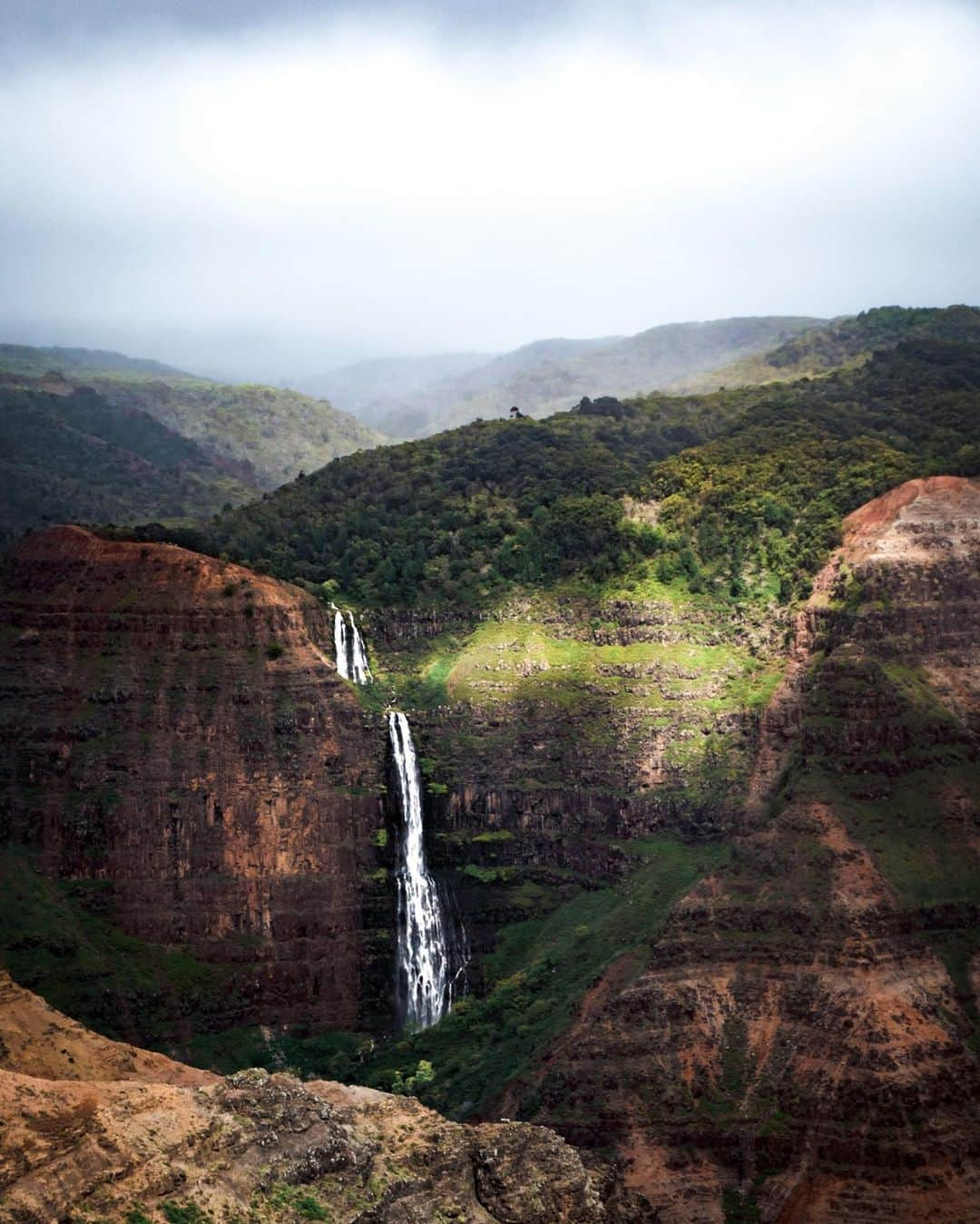 ハワイアン航空さんのインスタグラム写真 - (ハワイアン航空Instagram)「Chasing waterfalls. 😍 Have you ever been to Waimea Canyon on Kaua‘i?  📷 @g.liciouspics」1月14日 6時00分 - hawaiianairlines