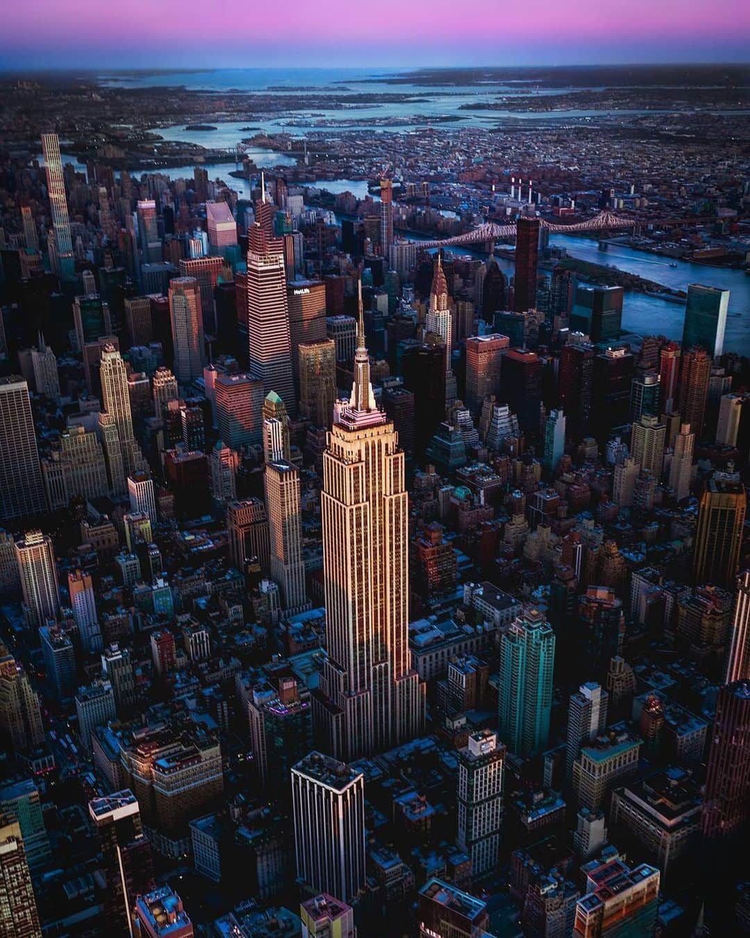 Empire State Buildingさんのインスタグラム写真 - (Empire State BuildingInstagram)「"New York is for far-sighted people, people who can focus to infinity."  - Jean-Paul Sartre  ⠀⠀⠀⠀⠀⠀⠀⠀⠀  📷: @emilybelkoffphotography  #EmpireStateBuilding」1月14日 6時00分 - empirestatebldg