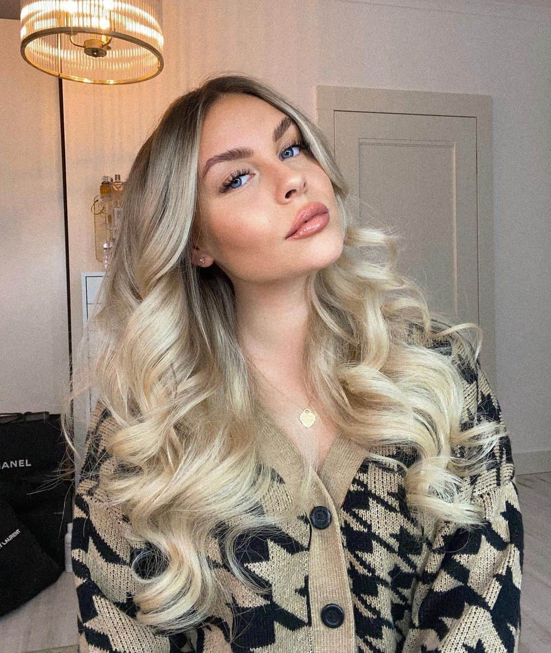 Dagi Beeさんのインスタグラム写真 - (Dagi BeeInstagram)「good hair day ☁️ Video zu diesen Haaren ist jetzt online auf meinem YouTube Channel - link in bio 🥰」1月13日 21時00分 - dagibee